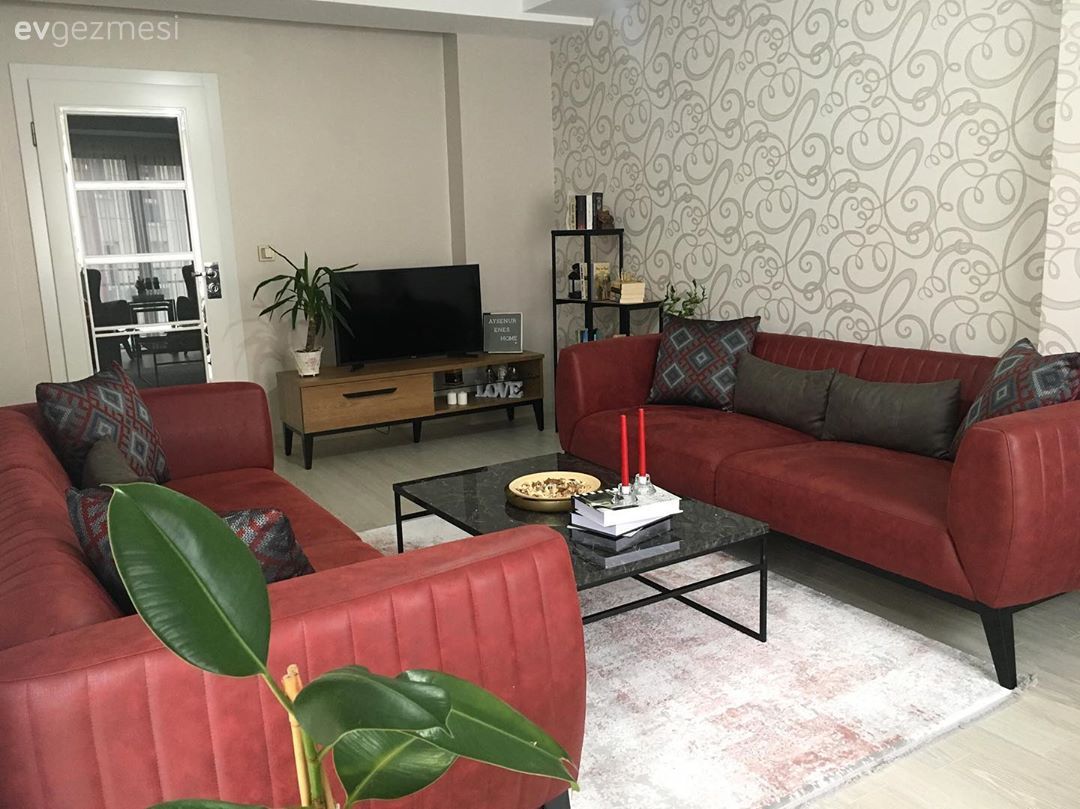 Salon, Kırmızı, Siyah, Modern rustik, Koltuk takımı, Ahşap Mobilya, Beyaz, Halı, Salon halısı, Ev Aksesuar, Orta sehpa, Sehpa, Kırlent, Ev tekstili, Vizon, Berjer, Fon perde, Perde, Tül perde, Zigon sehpa, Vazo, Çiçekler, Duvar kağıdı, Duvar dekorasyonu, Ev bitkisi, Şamdan