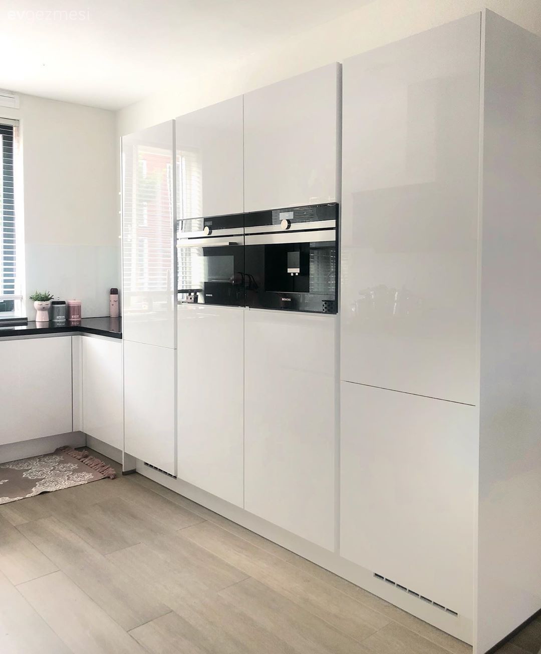 Modern Ruhunu Şık Aksesuarlarla Taçlandıran Bir Mutfak