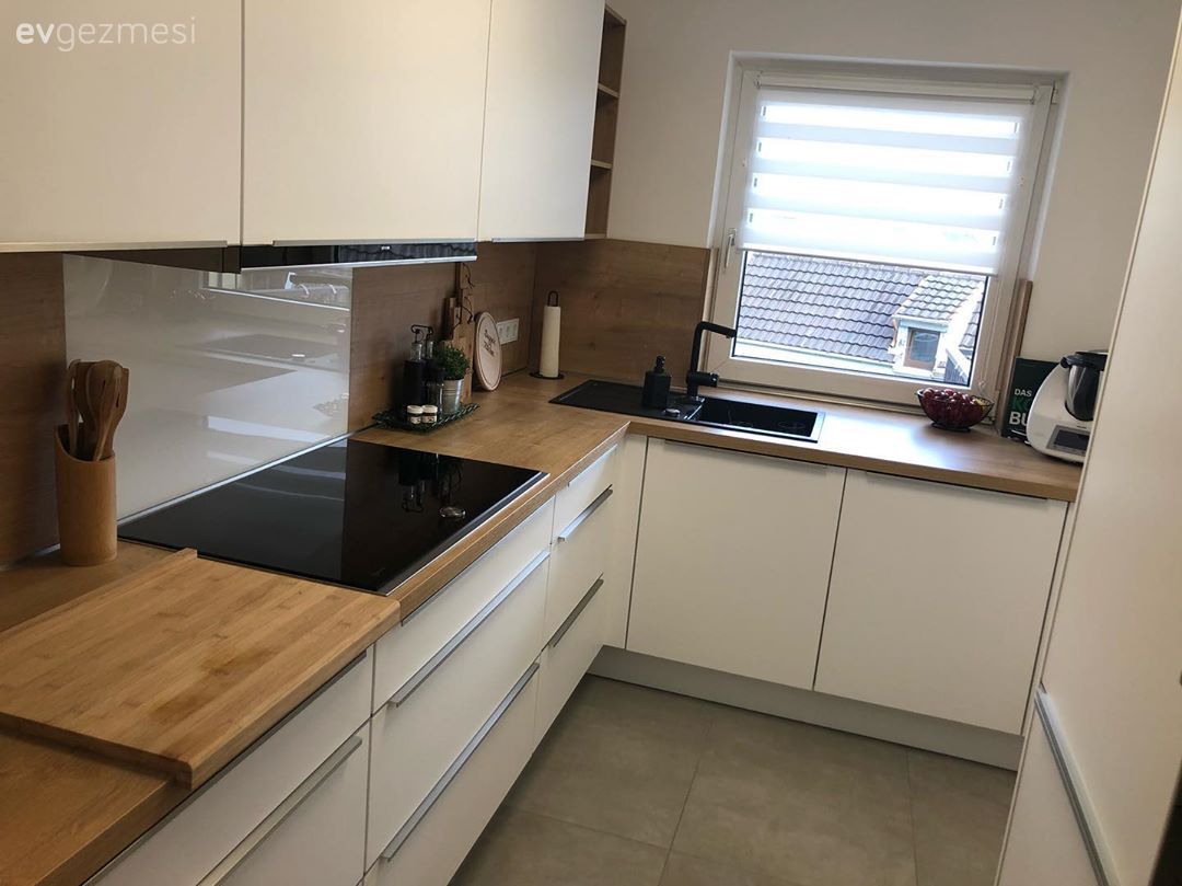 Mutfak, Modern mutfak, Beyaz mutfak, Kulpsuz mutfak dolabı, Ahşap mutfak tezgahı, Mutfak tezgahı, Mutfak tezgah arası, Cam Ankastre, Ankastre, Öncesi / Sonrası, Mutfak perdesi, Zebra Perde, Perde, Pencere önü eviye, Eviye 