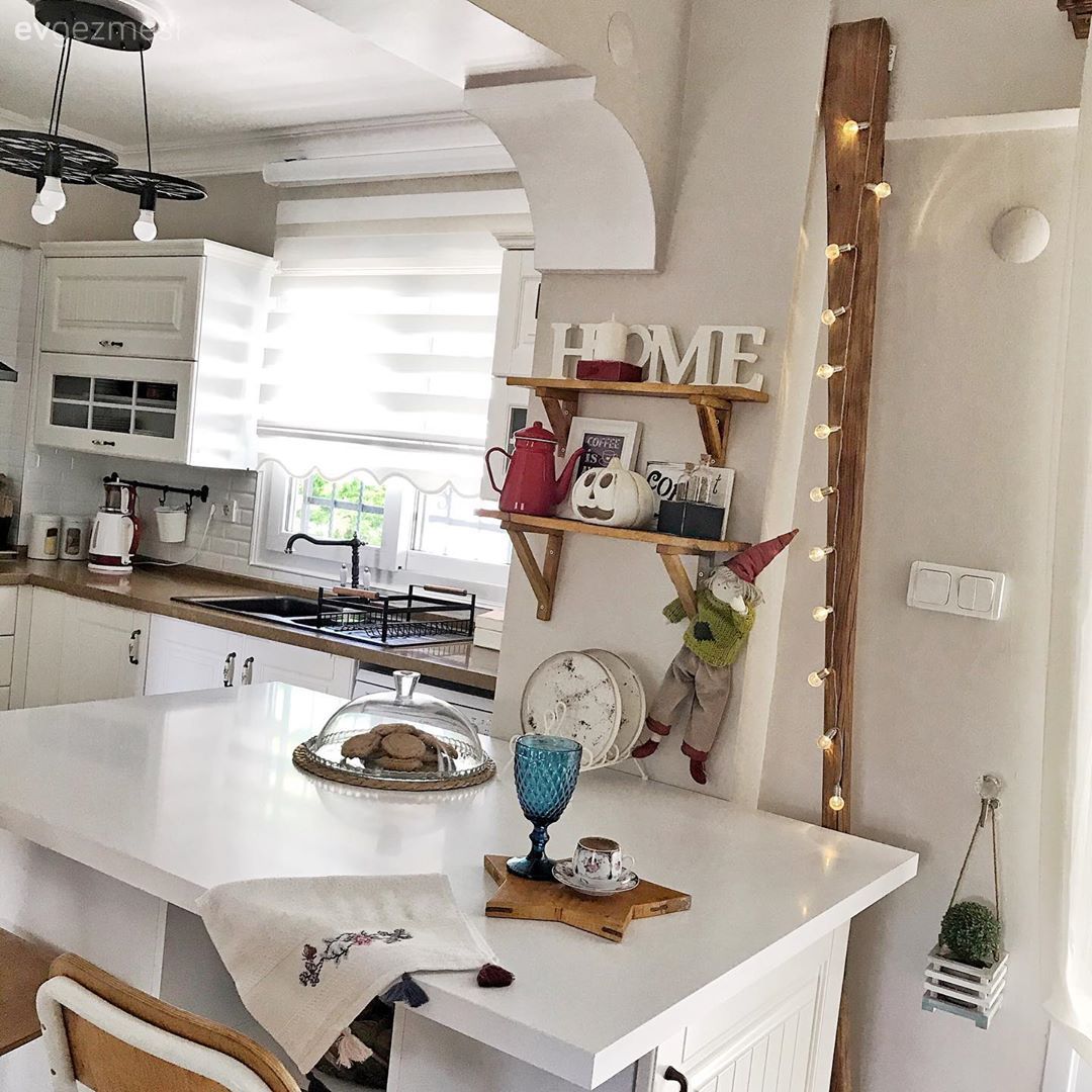 Amerikan Mutfak, Mutfak, Beyaz, Siyah, Rustik mutfak, Metro seramik, Seramik, Avize, Aydınlatma, Mutfak tezgahı, Ahşap mutfak tezgahı, Mutfak perdesi, Zebra Perde, Perde, Mutfak Avize Modelleri, Mutfak yarım adası, Duvar rafı, Duvar dekorasyonu, Mutfak duvar dekorasyonu