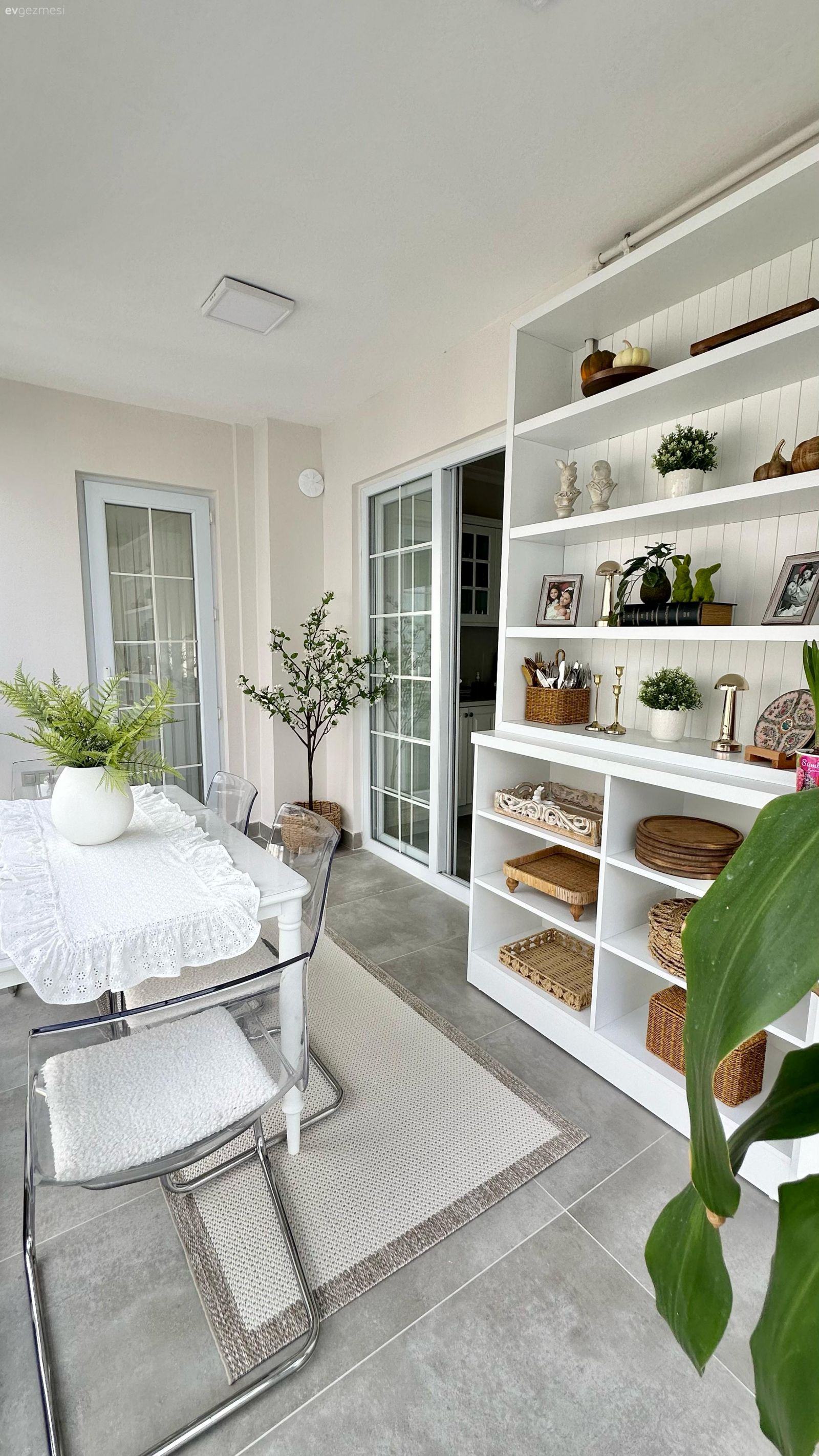 Bu Antalya Balkonu Çok Amaçlı Dolabıyla Dikkat Çekiyor