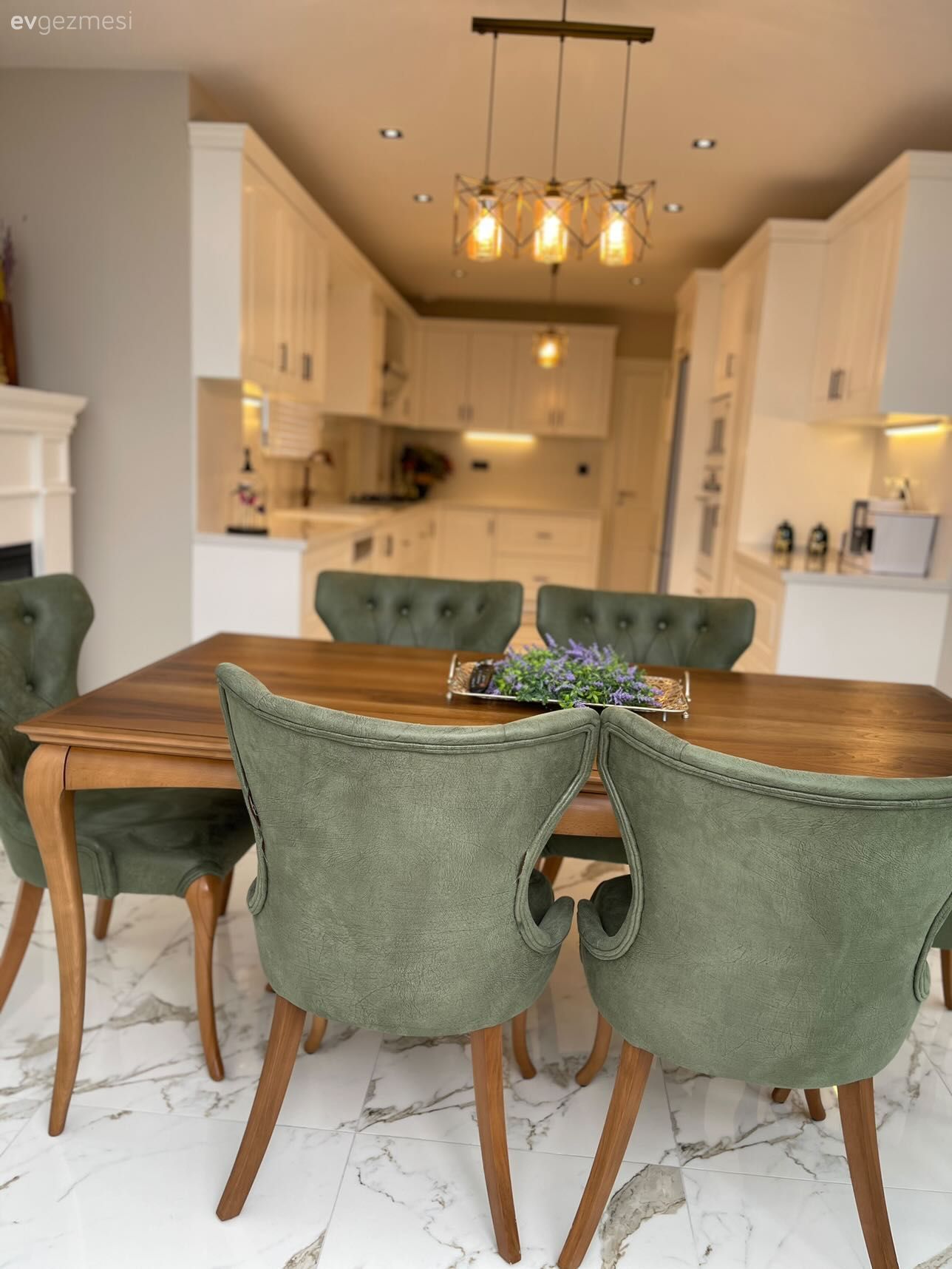 Mutfak, Beyaz, Zümrüt yeşili, Yeşil, Ahşap Mobilya, Ahşap masa, Beyaz mutfak, Koridor tipi mutfak, Mutfak tezgahı, Mutfak tezgah arası, Tezgah arası seramik, Mutfak Avize Modelleri, Sandalye, Mutfak masası, Mutfak aksesuarları, Büyük mutfak