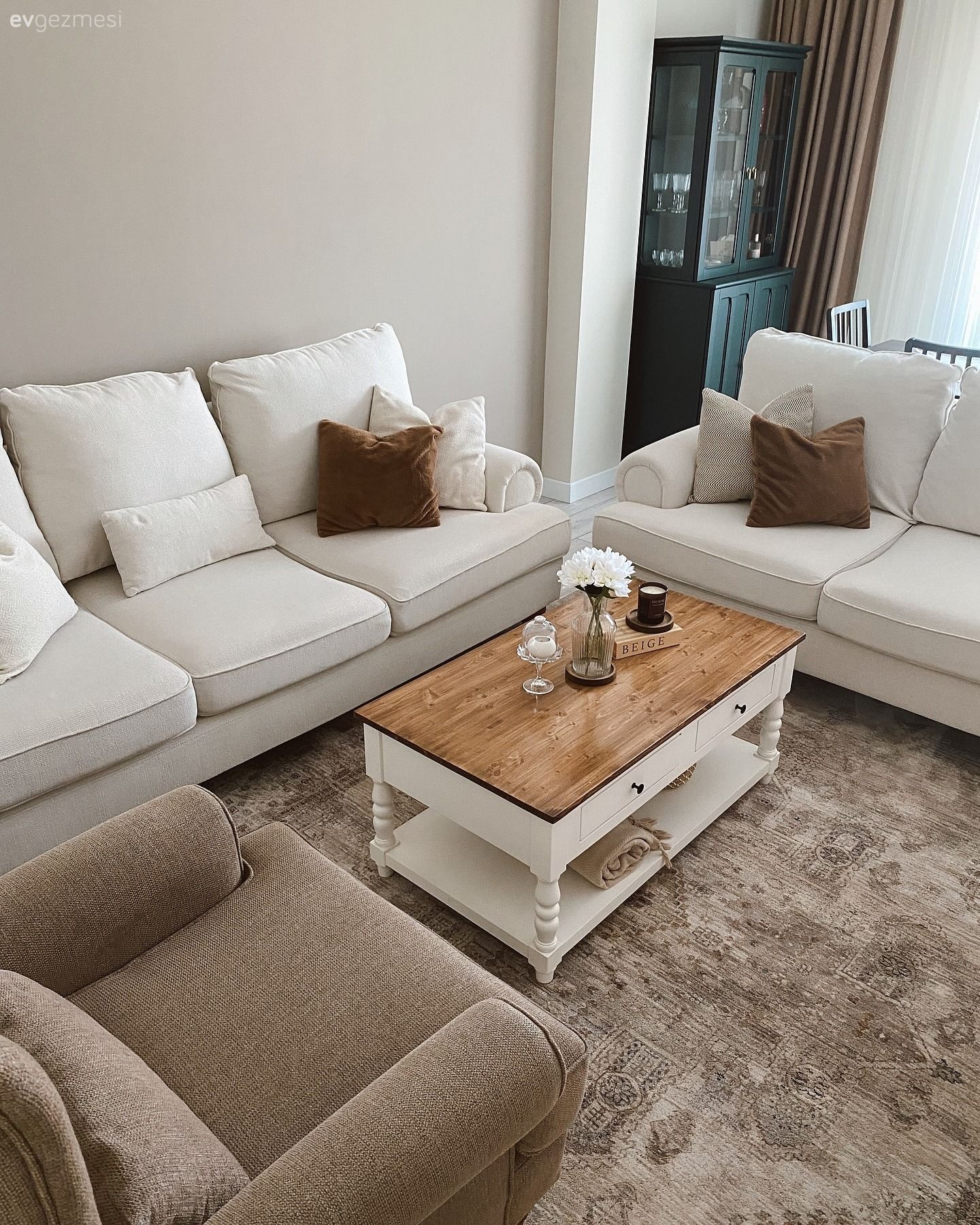 Bu İskandinav Evde Kahverengi ve Beyaz Uyumu Hakim