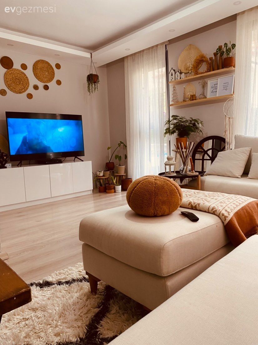 Salon, Bohem Dekorasyon, İskandinav, Beyaz, Krem, Bej, Duvar rafı, Duvar dekorasyonu, Spot aydınlatma, Aydınlatma, Saksı, Tül perde, Perde, Orta sehpa, Sehpa, Köşe koltuk, Koltuk takımı, Kırlent, Ev tekstili, Turuncu, Tv ünitesi, Tv ünitesi aksesuarları, Ev Aksesuar, Hasır