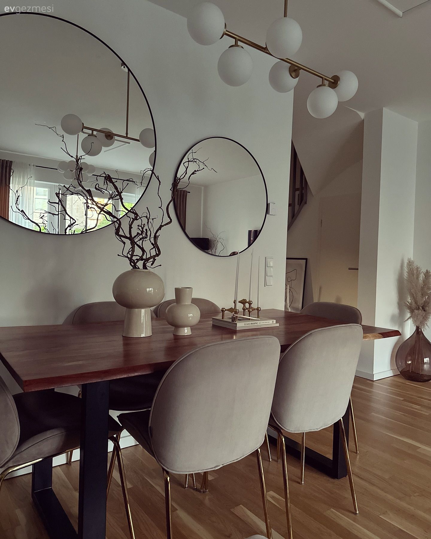 Geniş Salona Sahip Bu Evde Farklı Tarzlardan Esintiler Var!