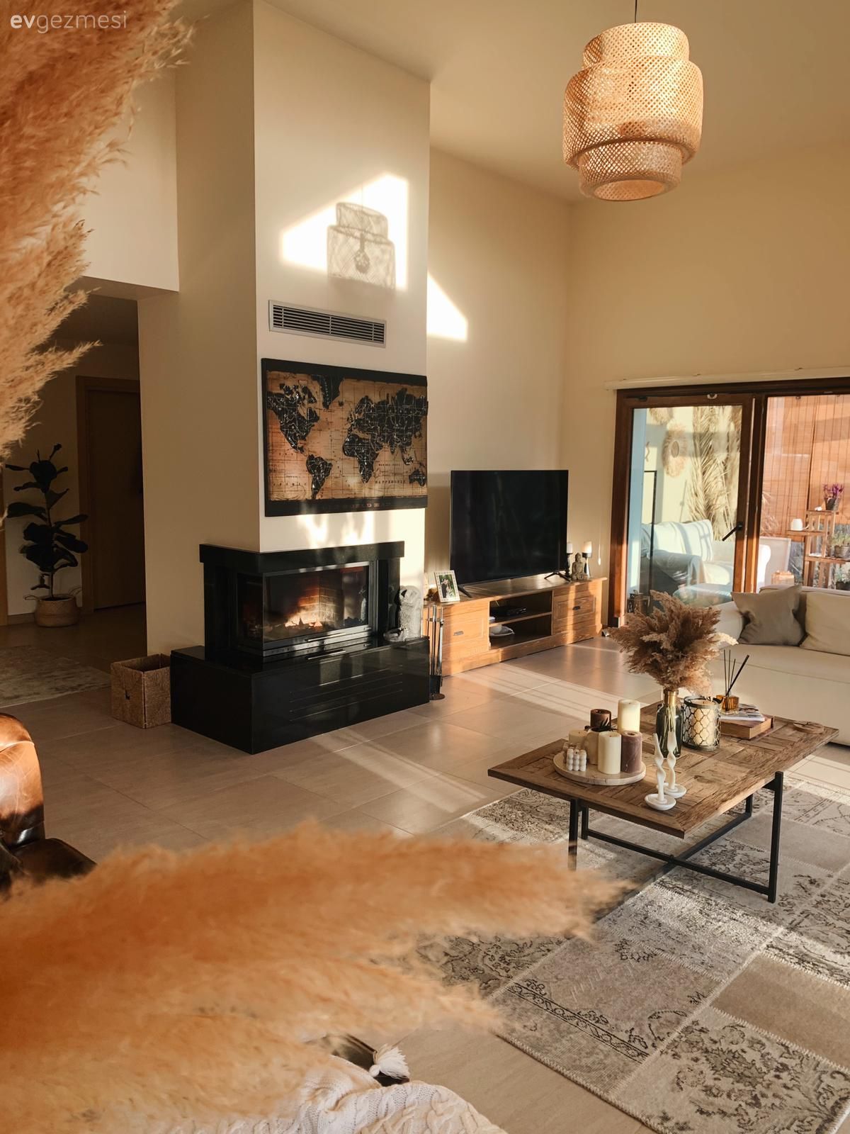 Salon, Dubleks evler, Açık konsept yaşam alanı, Yüksek tavanlı ev, Beyaz, Siyah, Bej, Krem, Ev bitkisi, Halı, Hasır avize, Zemin seramikleri, Şömine, Orta sehpa, Sehpa, Sehpa üstü aksesuarı, Ev Aksesuar, Pampas otu, Modern, İskandinav