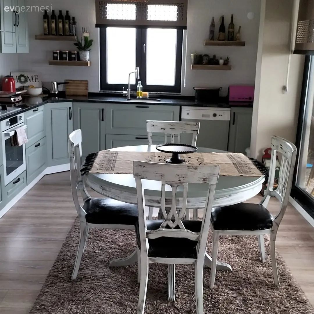Mutfak, Country, Beyaz, Gri, Siyah, Mutfak tezgahı, Mutfak tezgah arası, Tezgah arası seramik, Sandalye, Mutfak masası, Mutfak aksesuarları