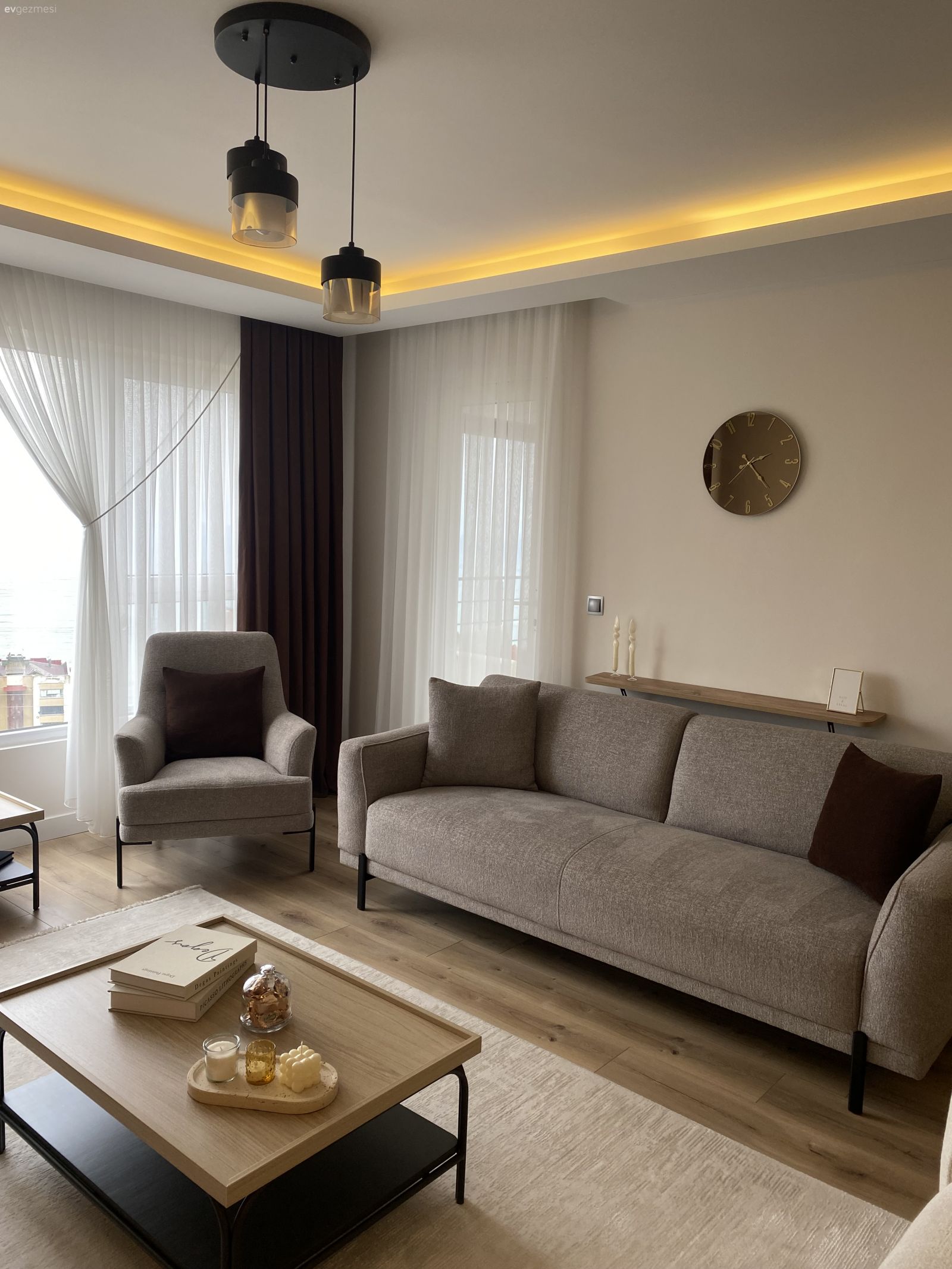 Vizon, Kahverengi, Beyaz, Koltuk takımı, Berjer, Orta sehpa, Sehpa, Konsol, Fon perde, Perde, Tül perde, Avize, Aydınlatma, Kırlent, Ev tekstili, Led aydınlatma