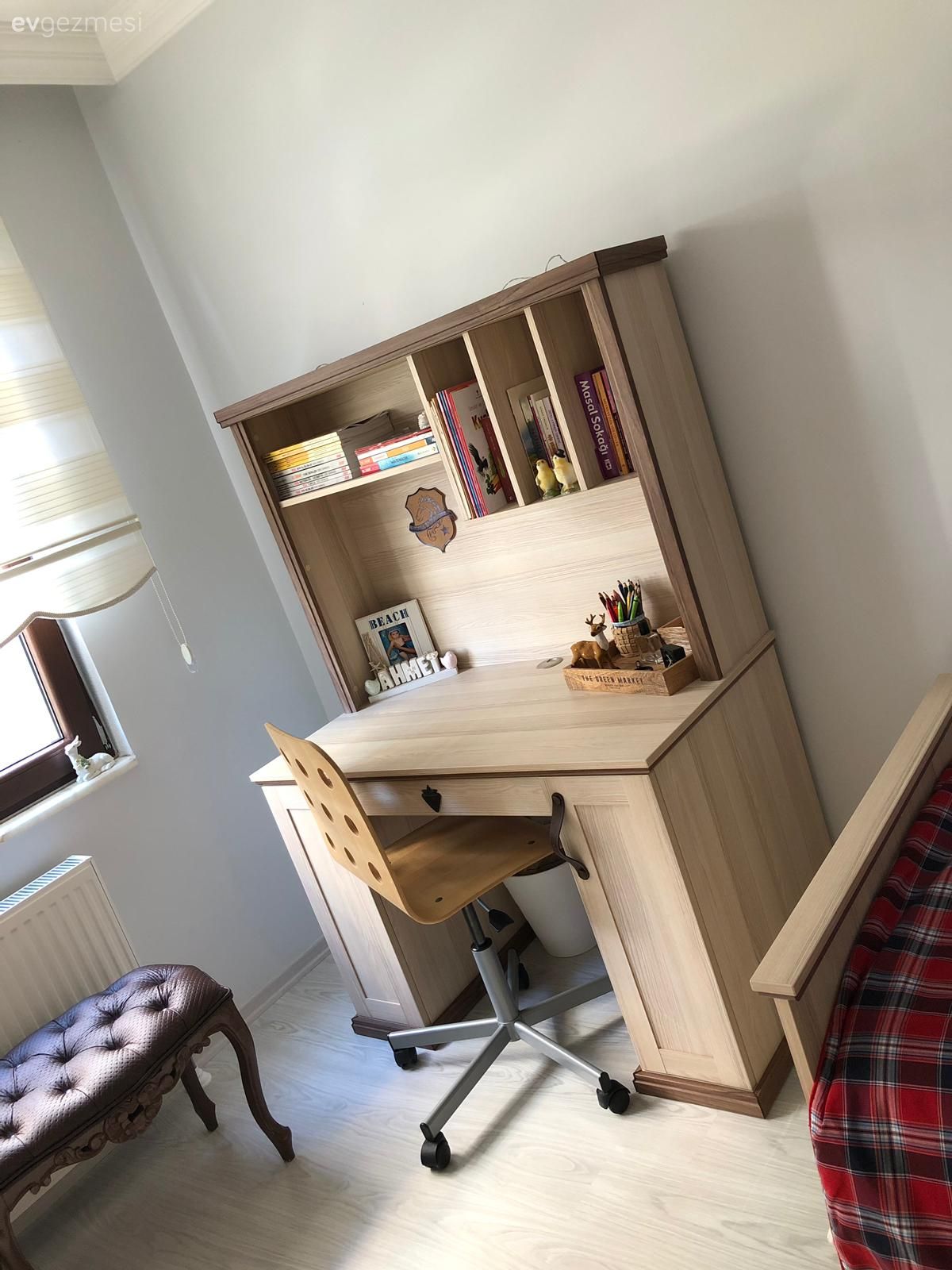 Çocuk Odası, Çocuk odası çalışma masası, Kapitone puf, Krem, Ekose desen, Kırmızı, Zebra Perde, Çocuk odası perdesi