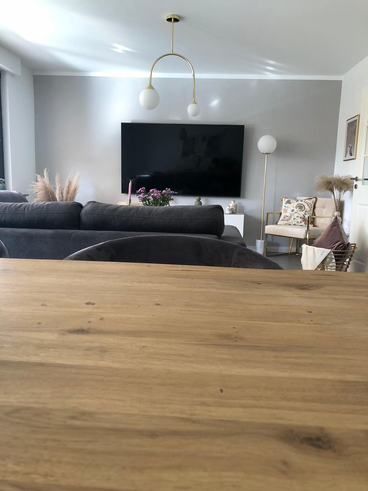 Salon, Bohem Dekorasyon, Gri, Beyaz, Pudra pembe, Altın, Köşe koltuk, Koltuk takımı, Tv ünitesi, Tv ünitesi aksesuarları, Ev Aksesuar, Berjer, Orta sehpa, Sehpa, Metal ayaklı sehpa, Geometrik mobilya, Halı, Salon halısı, Vazo, Pampas otu, Avize, Aydınlatma