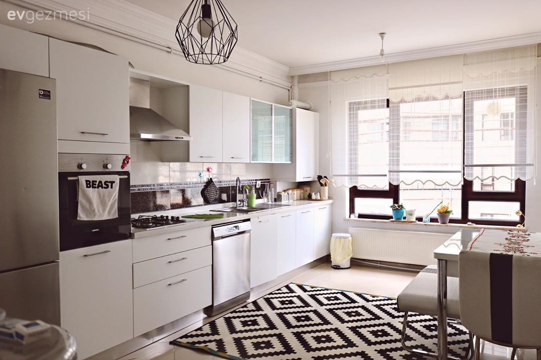 Mutfak, Beyaz mutfak, Modern mutfak, Perde, Mutfak perdesi, Stor perde, Mutfak Avize Modelleri, Mutfak tezgahı, Mutfak tezgah arası, Tezgah arası seramik, Halı, Mutfak halısı, Geometrik desen, Desenler, Mutfak masası, Bank, Sandalye, Siyah- Beyaz, Davlumbaz