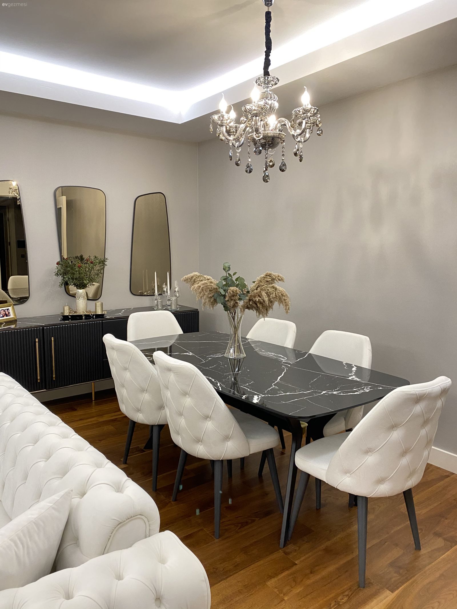 Yemek Odası, Modern, Beyaz, Siyah, Yemek masası, Sandalye, Ayna, Konsol, Konsol üzeri dekoratif objeleri, Avize, Aydınlatma, Gri duvar, Parke