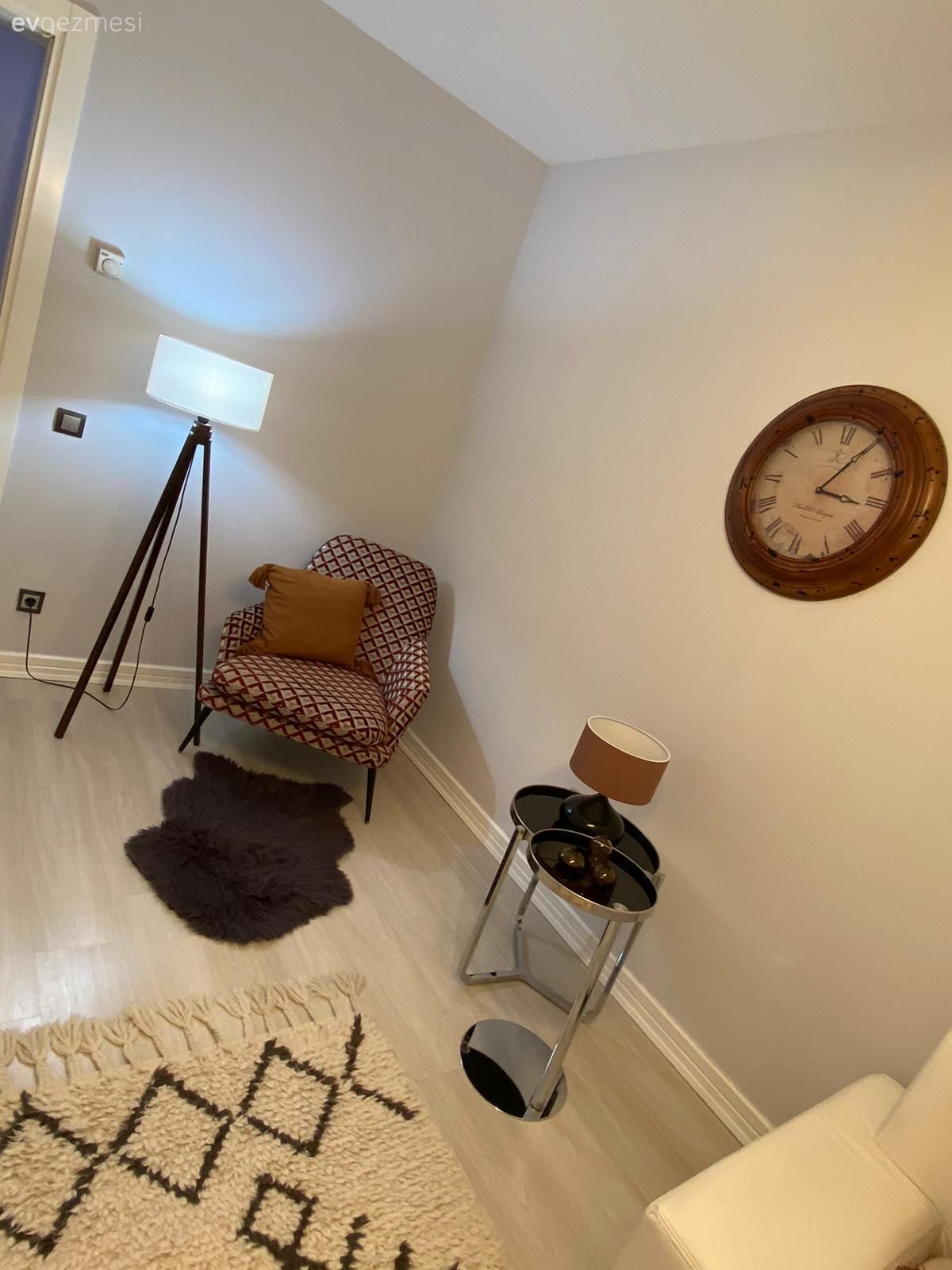 Oturma Odası, Beyaz, Siyah, Berjer, Lambader, Aydınlatma, Duvar saati, Duvar dekorasyonu