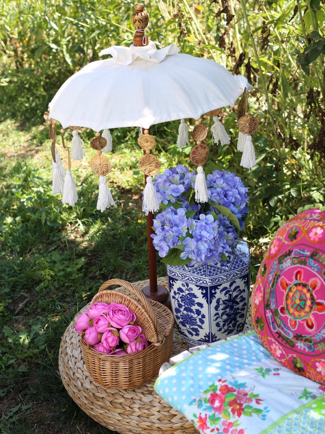 Beyaz, Mavi, Kırmızı, Çiçekler