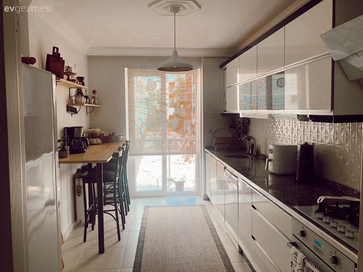 Bu Minimalist Ev Renkli Çizimlerle Hareket Kazanmış!