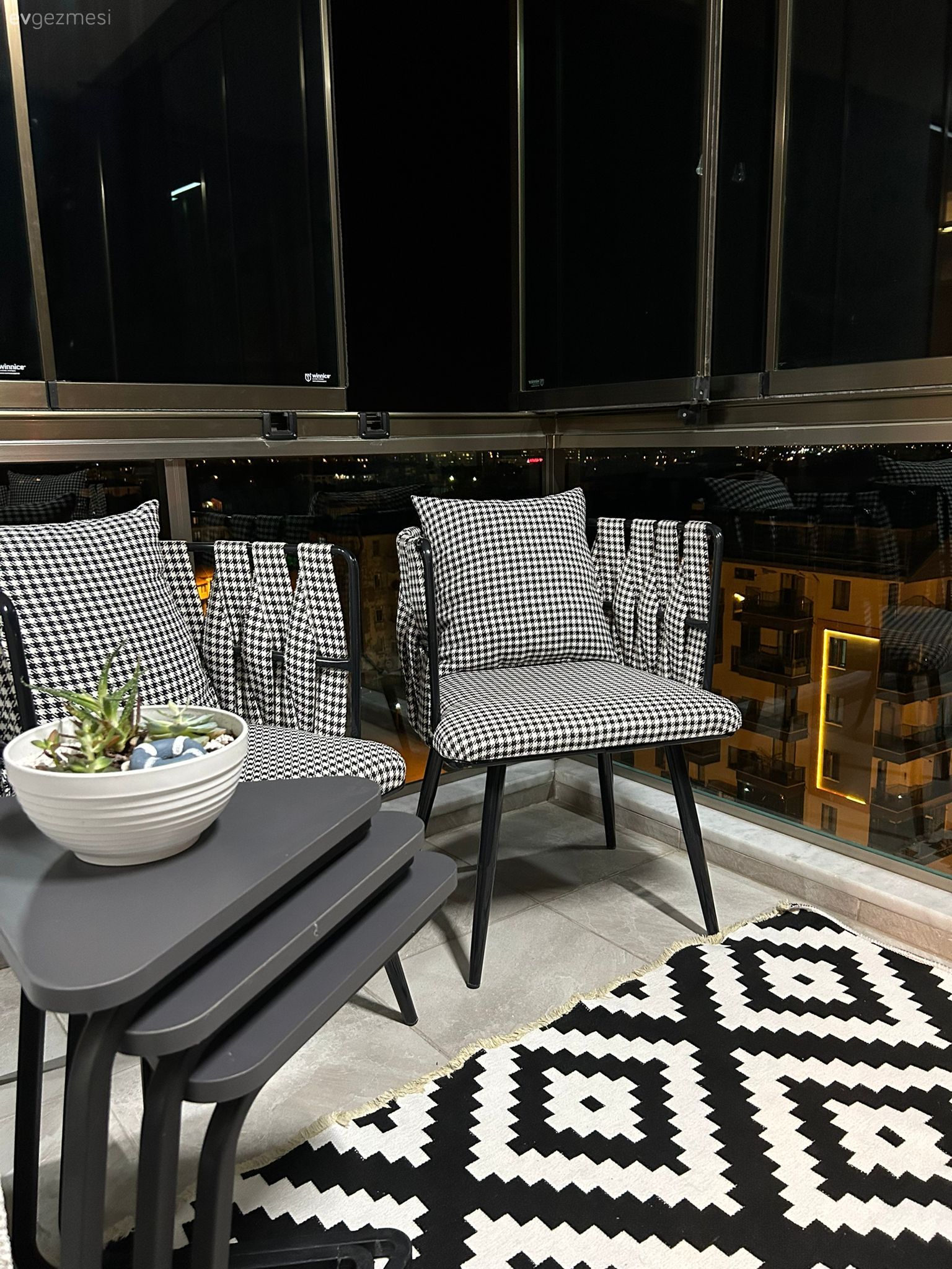 Balkon, Beyaz, Siyah, Kapalı balkon, Desenler, Balkon oturma grubu, Balkon masası