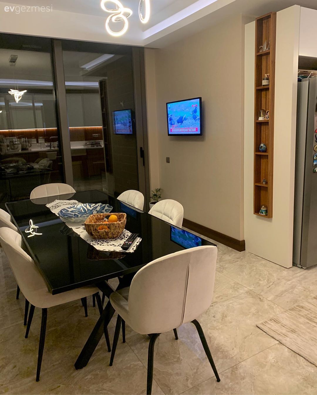 Mutfak, Büyük mutfak, Mutfak masası, Sandalye, Beyaz, Siyah, Kahverengi, Mutfak televizyonu, Masa örtüsü, Ev tekstili, Mutfak halısı, Mutfak Avize Modelleri, Ekstra mutfak dolabı