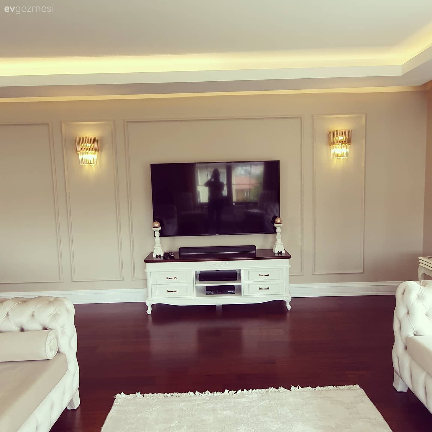 Tv ünitesi, Beyaz, Kahverengi, Krem, Bej, Duvar çıtalama, Aplik, Aydınlatma, Parke, Halı