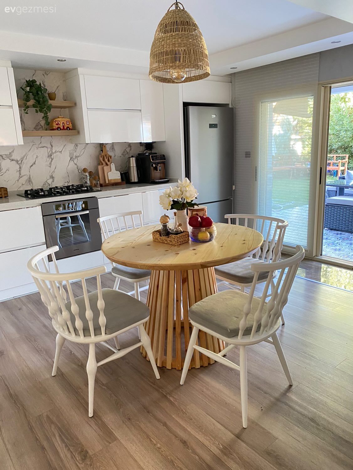 Amerikan Mutfak, Mutfak, Beyaz, Country, Kulpsuz mutfak dolabı, Sandalye, Mutfak masası, Parke, Hasır avize, Mutfak tezgahı, Tezgah arası seramik, Mutfak tezgah arası