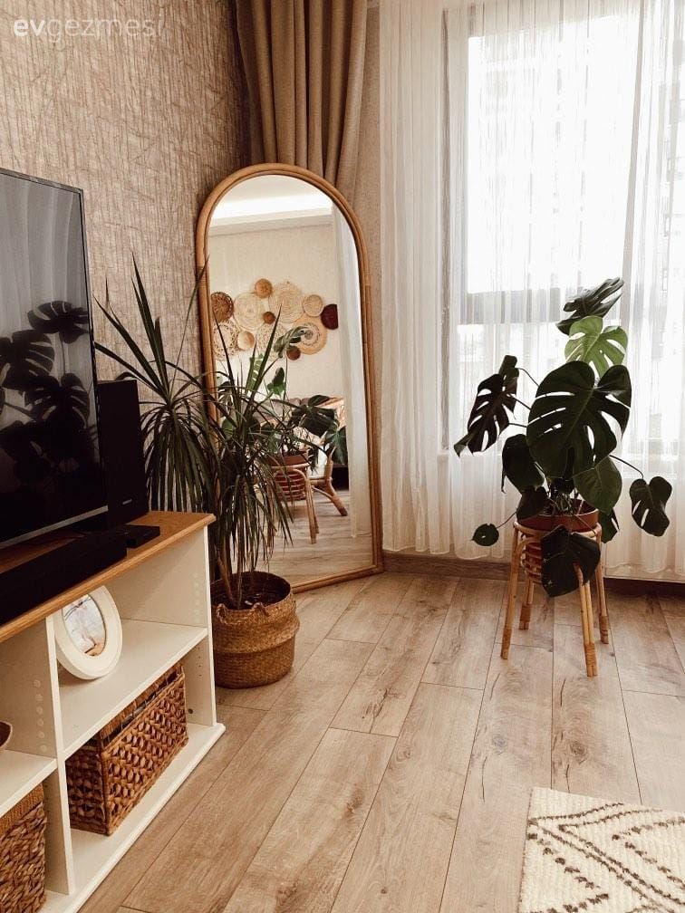 Salon, Bohem Dekorasyon, Ahşap Mobilya, Halı, Salon halısı, Fon perde, Perde, Tül perde, Berjer, Boy aynası, Ayna, Hasır sandalye, Duvar dekorasyonu, Parke, Ev bitkisi