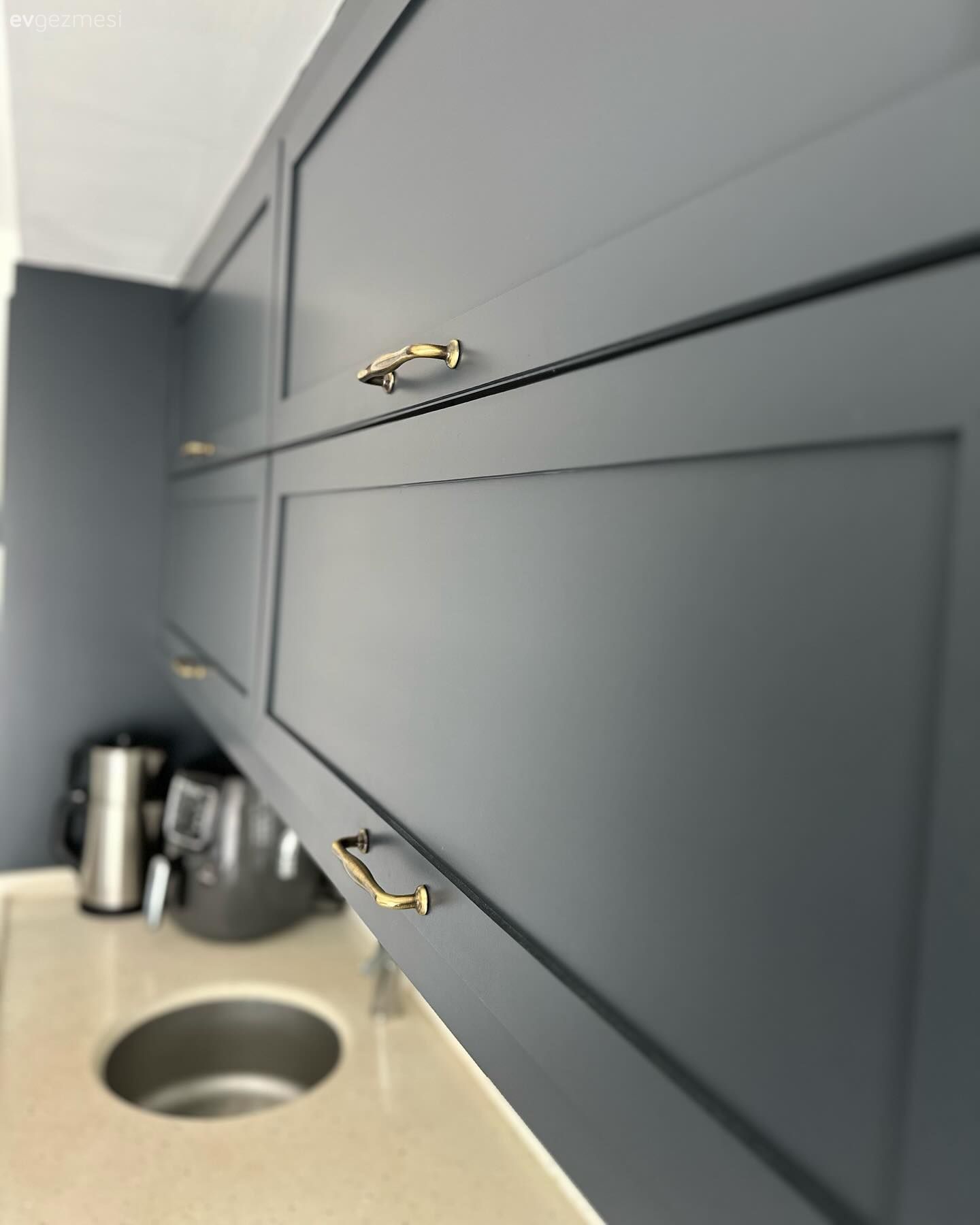 Öncesi&Sonrası: Antrasit Rengiyle Yepyeni Bir Suret Kazanan Mutfak!