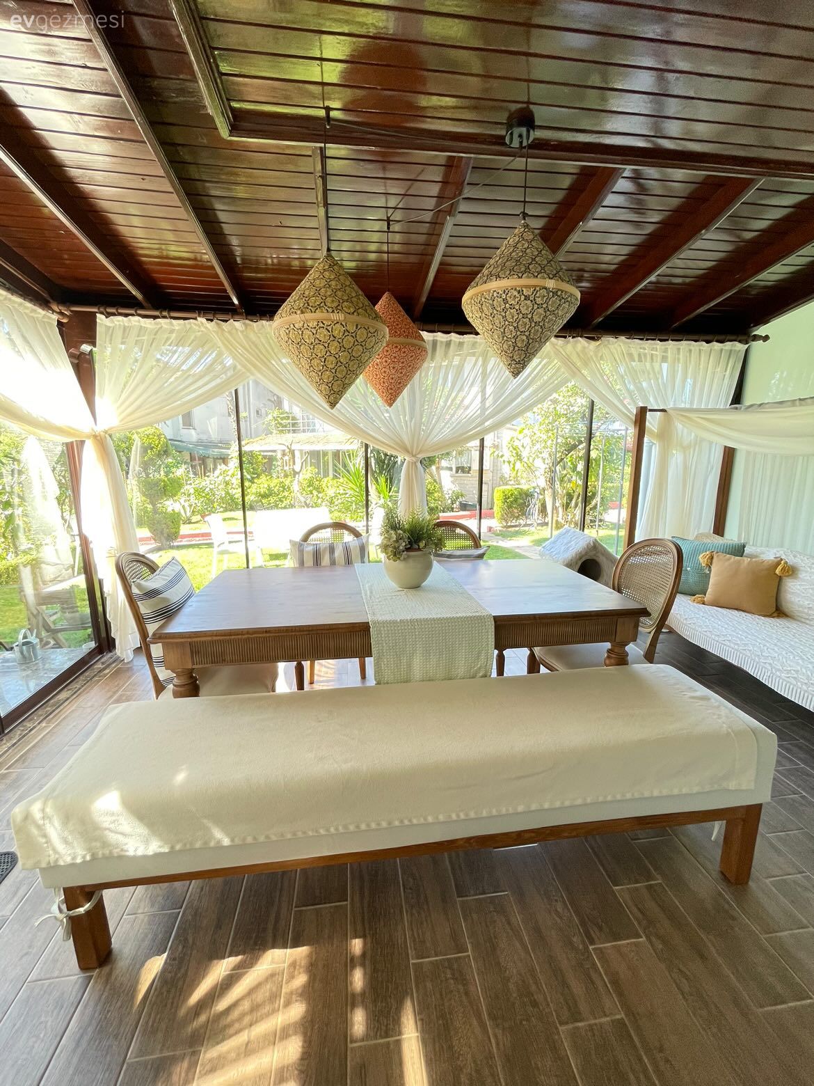 İki Katlı Bu Bahçeli Evde Ahşap ve Bitkilere Doyum Olmuyor!