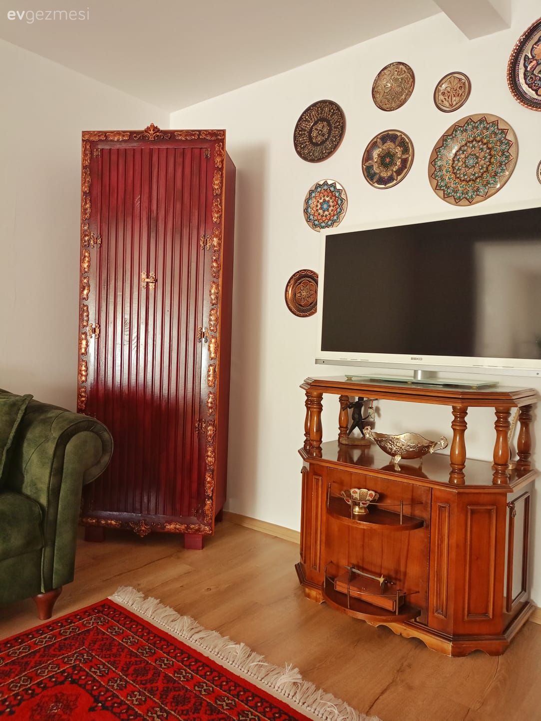 Salon, Rustik, Yeşil, Kırmızı, Kahverengi, Krem, Turuncu, Ahşap Mobilya, Duvar dekorasyonu, Tv ünitesi