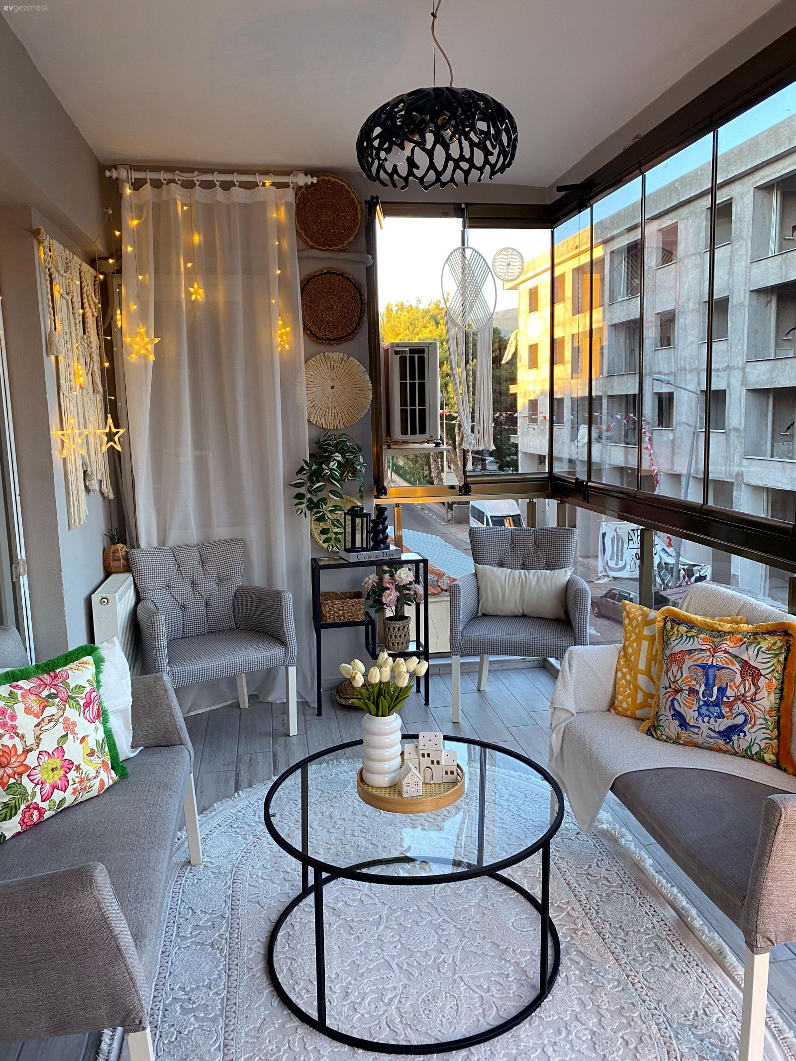 Bu İzmir Evinde Mutfak ve Balkon Keyif Konusunda Birbiriyle Yarışıyor!