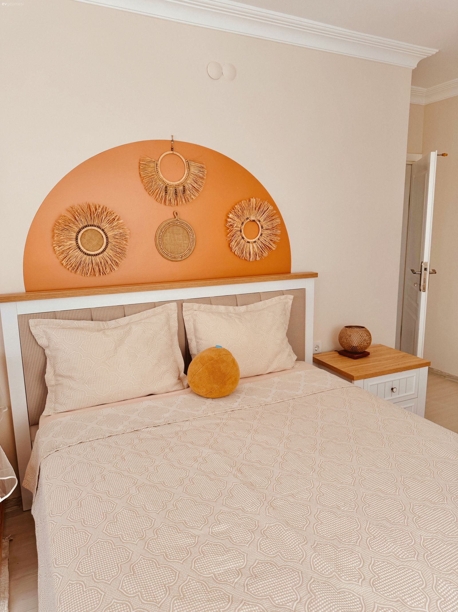 Yatak Odası, Beyaz, Ahşap Mobilya, Yatak odası duvar dekorasyonu, Tül perde, Perde, Beşik, Bebek odası, Komodin, Krem, Bej, Hardal, Somon Rengi