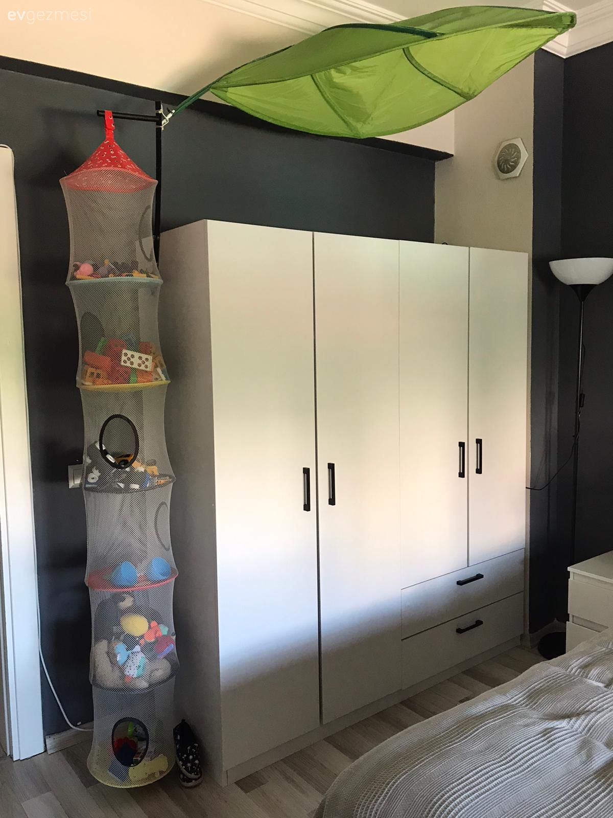 Dolap, Antrasit duvar, Parke, Beyaz