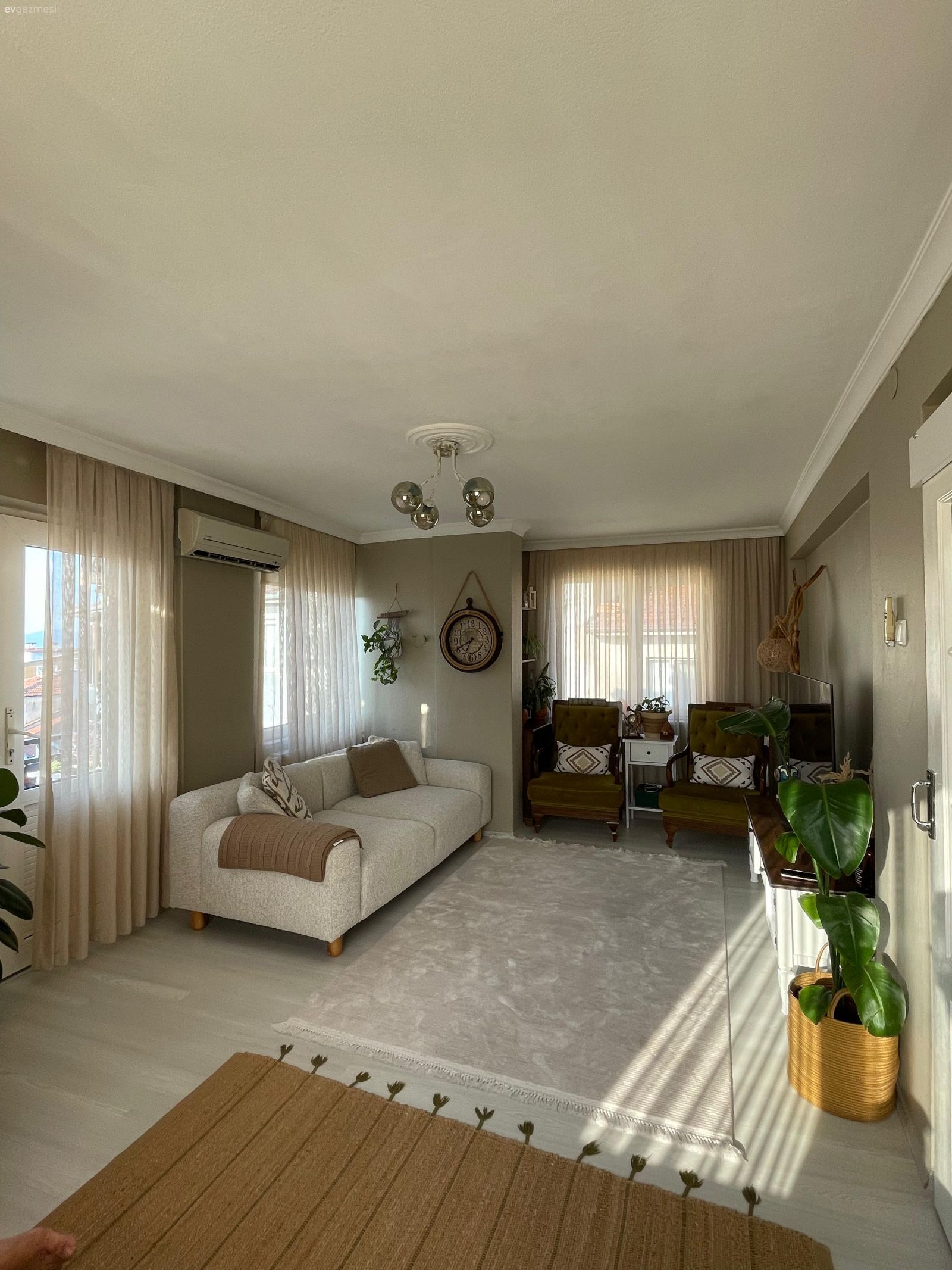 Salon, Beyaz, Kahverengi, Koltuk takımı, Berjer, Tül perde, Perde, Fon perde, Halı, Salon halısı, Yeşil, Duvar dekorasyonu, Dekoratif Objeler, Ev bitkisi, Krem, Bej, Saksı, Tv ünitesi, Tv ünitesi aksesuarları, Ev Aksesuar, Bohem Dekorasyon