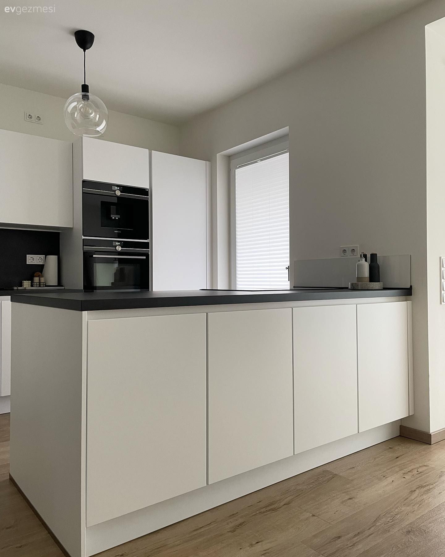 Ev Gezmesi: Minimalist ve Modernin Kesişiminde Bir Dekor