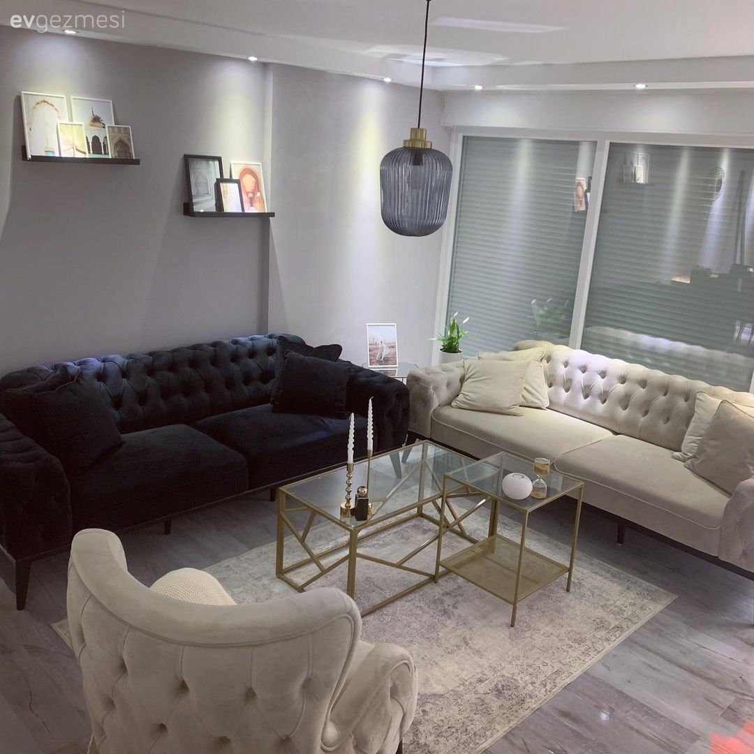 Salon, Modern, Beyaz koltuk, Koltuk takımı, Füme, Kapitoneli koltuk, Berjer, Orta sehpa, Sehpa, Cam orta sehpa, Altın, Halı, Salon halısı, Duvar rafı, Duvar dekorasyonu, Avize, Aydınlatma, Salon avizesi