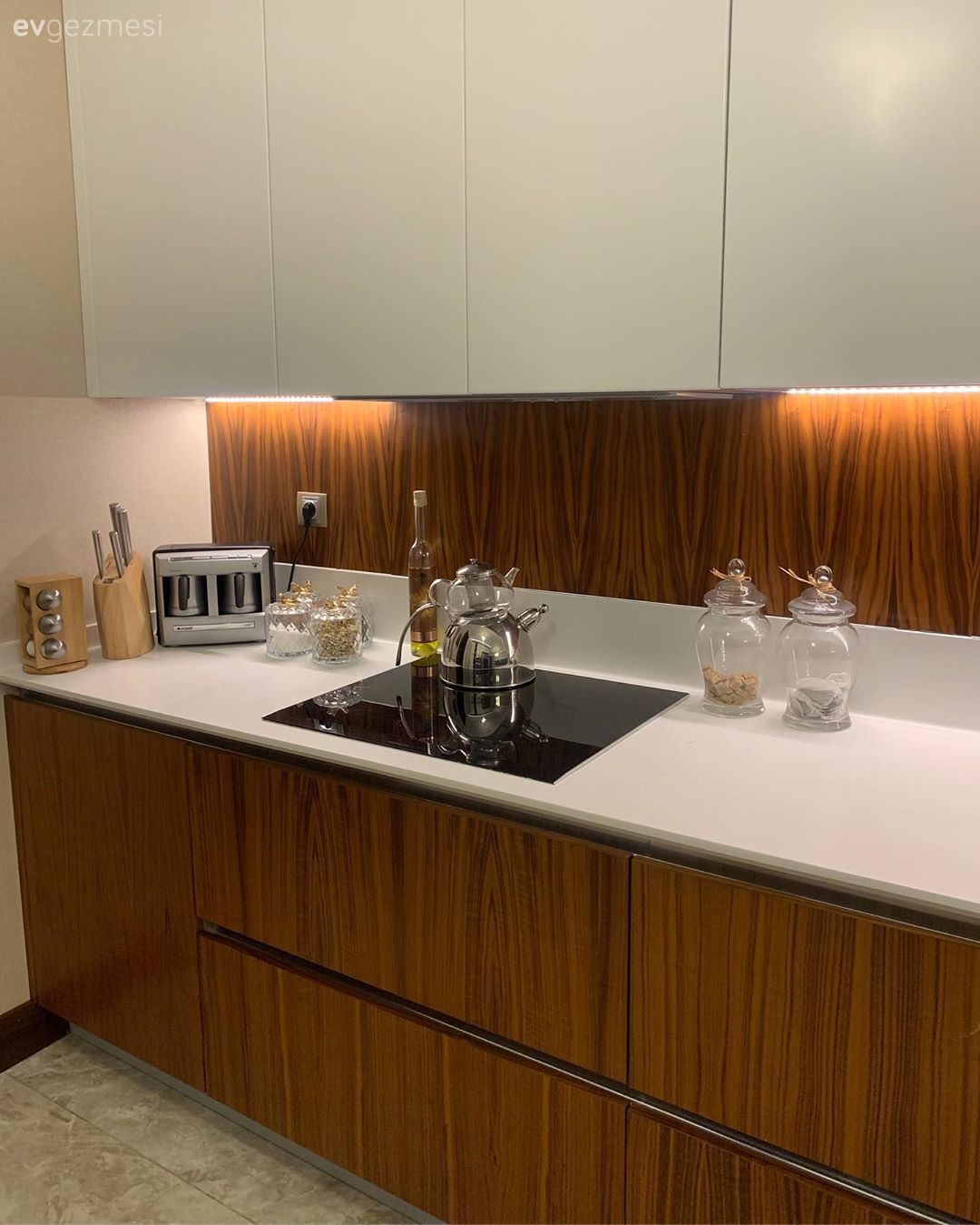 Mutfak, Beyaz, Kahverengi, Modern mutfak, Mutfak tezgahı, Mutfak tezgah arası, Kulpsuz mutfak dolabı, Led aydınlatma, Aydınlatma, Mutfak Avize Modelleri, Mutfak perdesi, Mutfak halısı