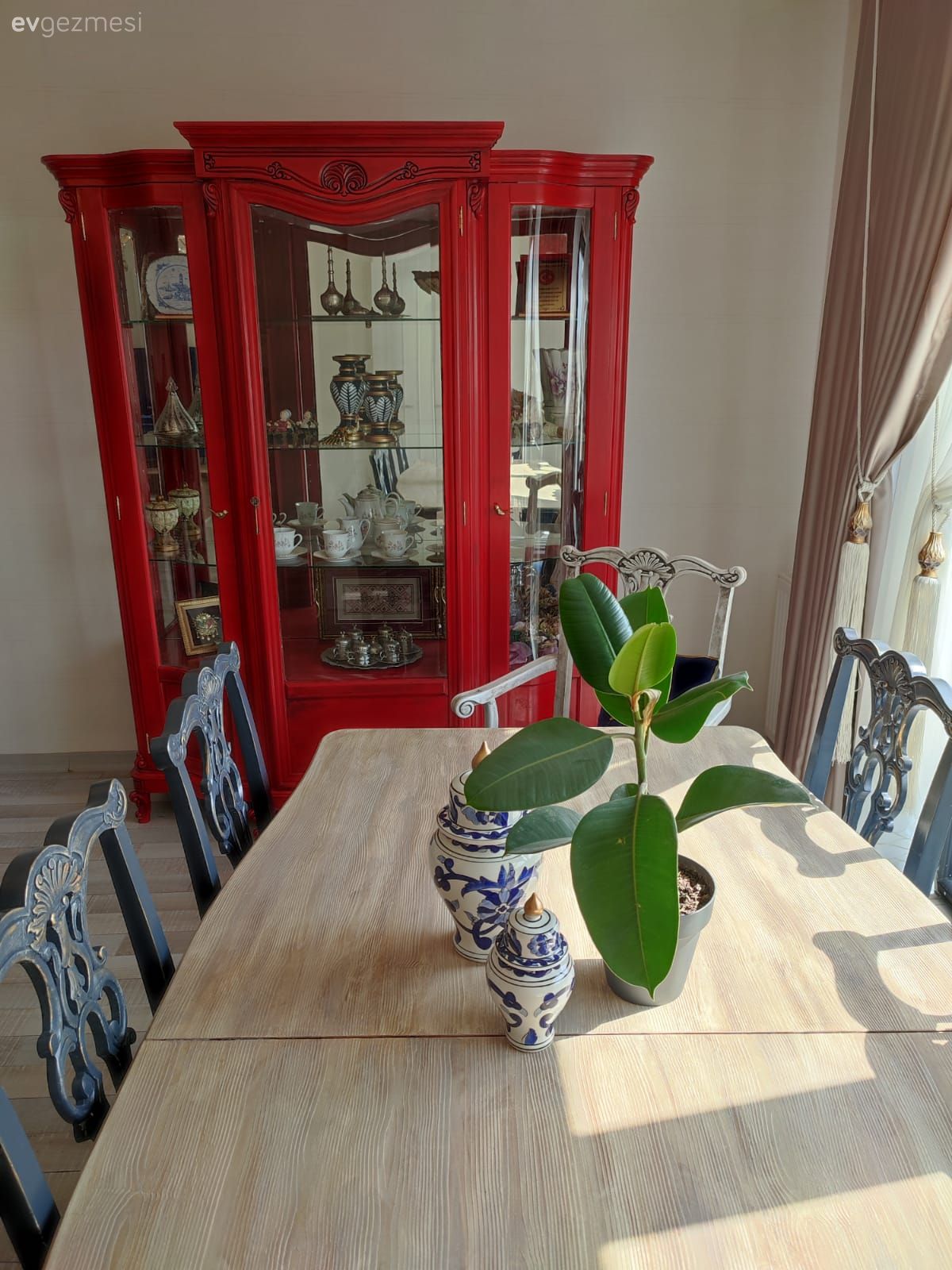 Mağaza Vitrini Gibi Görünmek İstemeyen Bu Ev Eskilere Hayat Vermiş!