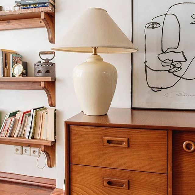 Duvar rafı, Duvar dekorasyonu, Konsol, Konsol üzeri dekoratif objeleri, Tablo, Abajur, Aydınlatma, Beyaz