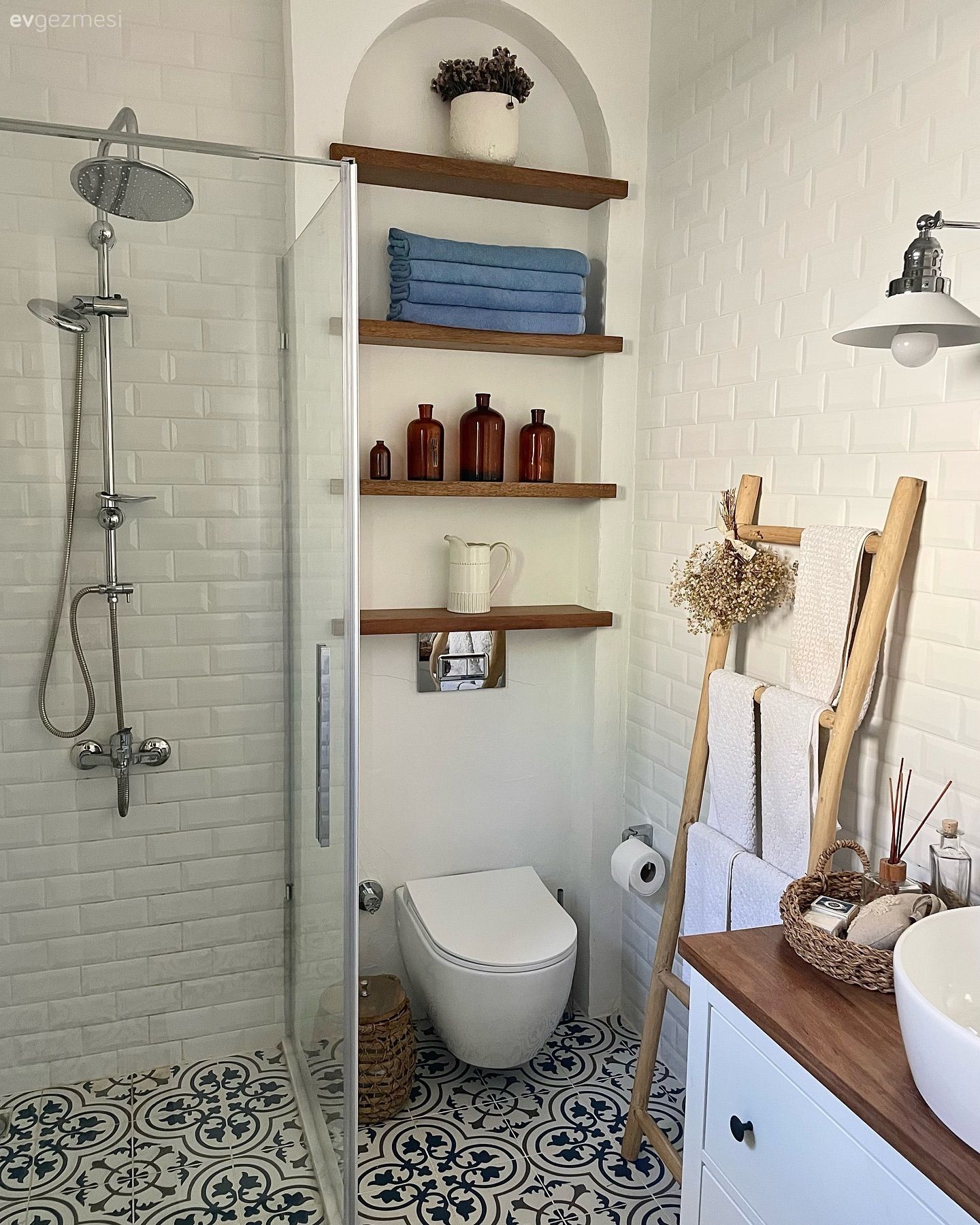 Çeşme'deki Bu Banyo Evin Samimi Ruhunu Yansıtıyor!