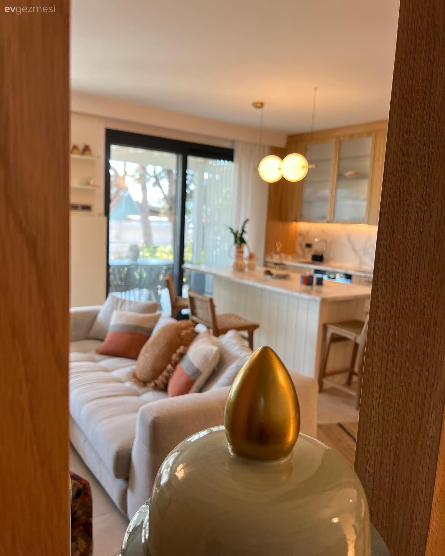 Bu Bodrum Evinde Ahşabın Sıcaklığı Özel Tasarımlarla Sunulmuş!