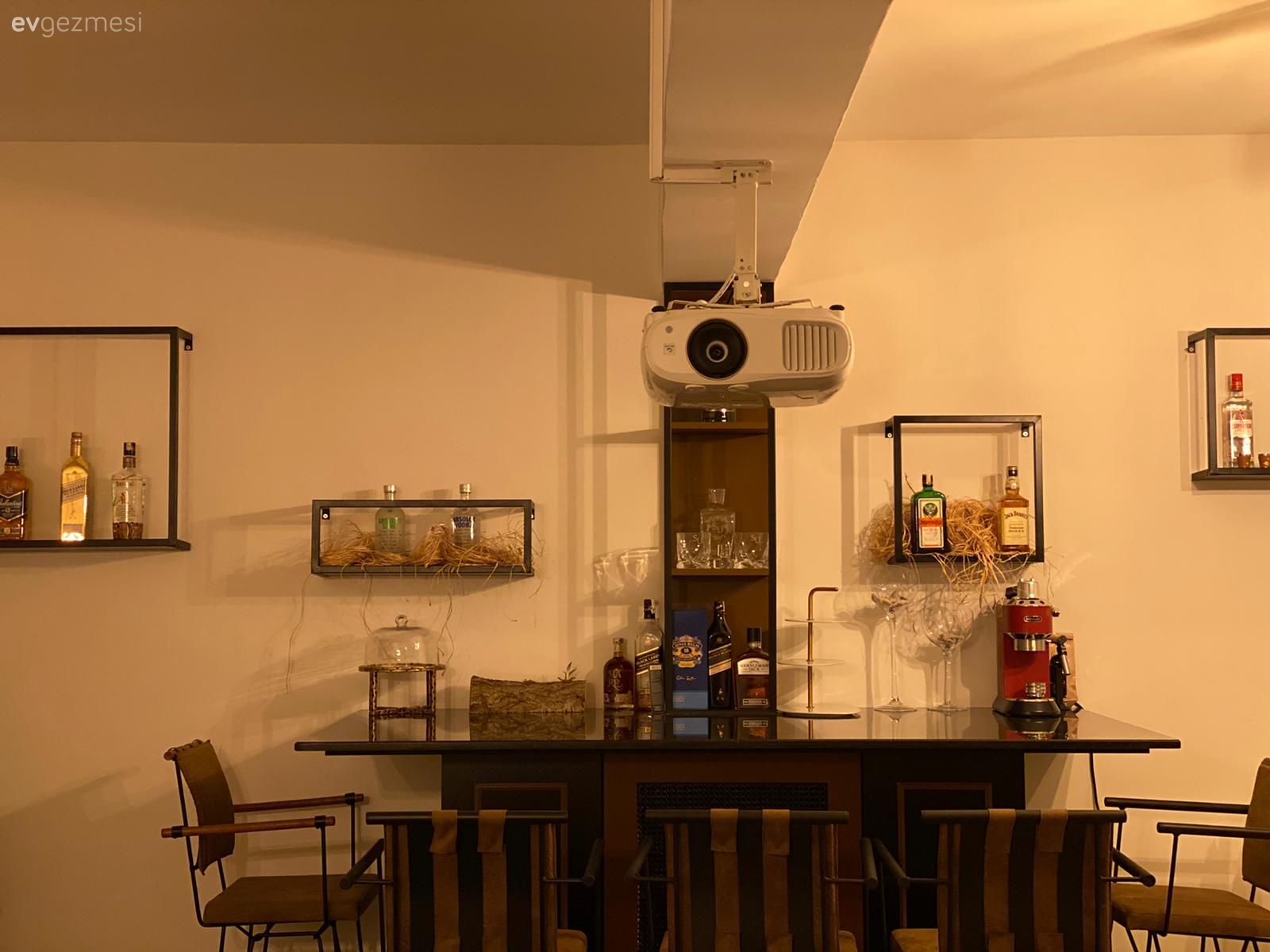 Bar masa & sandalyeleri, Siyah, Kahverengi, Vitrin, Duvar rafı, Duvar dekorasyonu, Sandalye