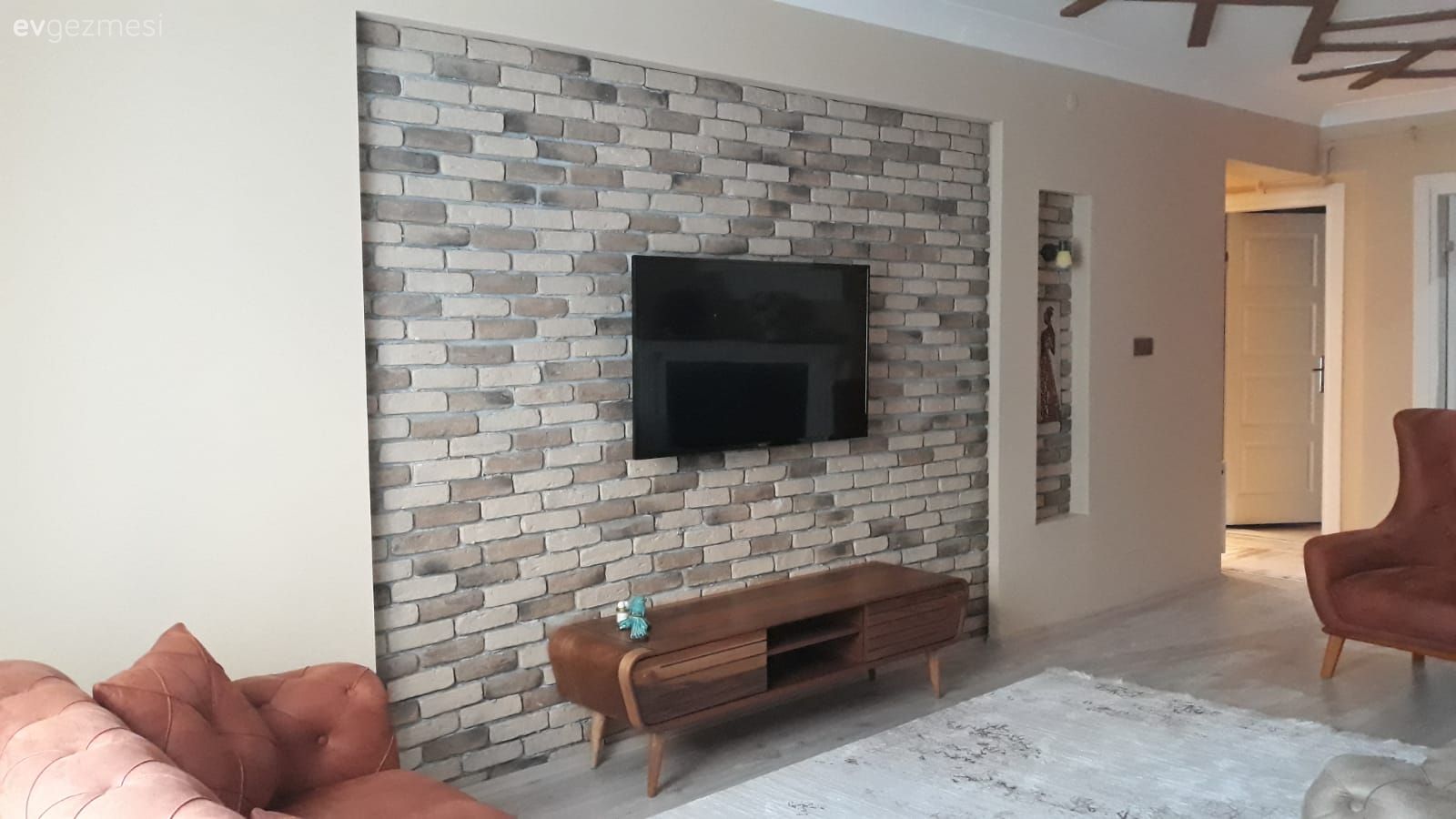 Taş duvar, Duvar dekorasyonu, Tv ünitesi, Beyaz, Turuncu, Koltuk takımı, Halı