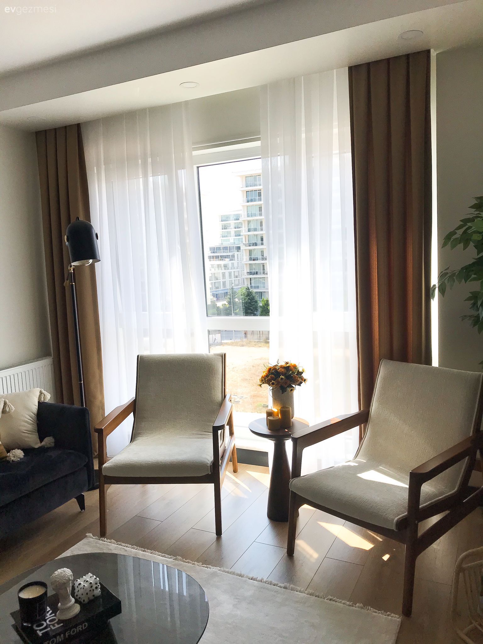 Salon, Gri, Beyaz, Bej, Krem, Lacivert, Berjer, Yan sehpa, Sehpa, Vazo, Ev Aksesuar, Fon perde, Perde, Tül perde, Halı, Salon halısı, Orta sehpa, Sehpa üstü aksesuarı