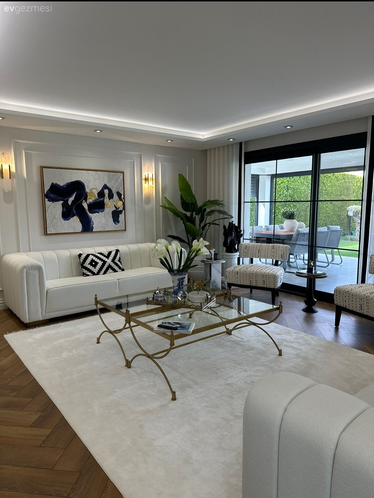 Bu İzmir Evinin Salonu Hem İddialı Hem Natürel