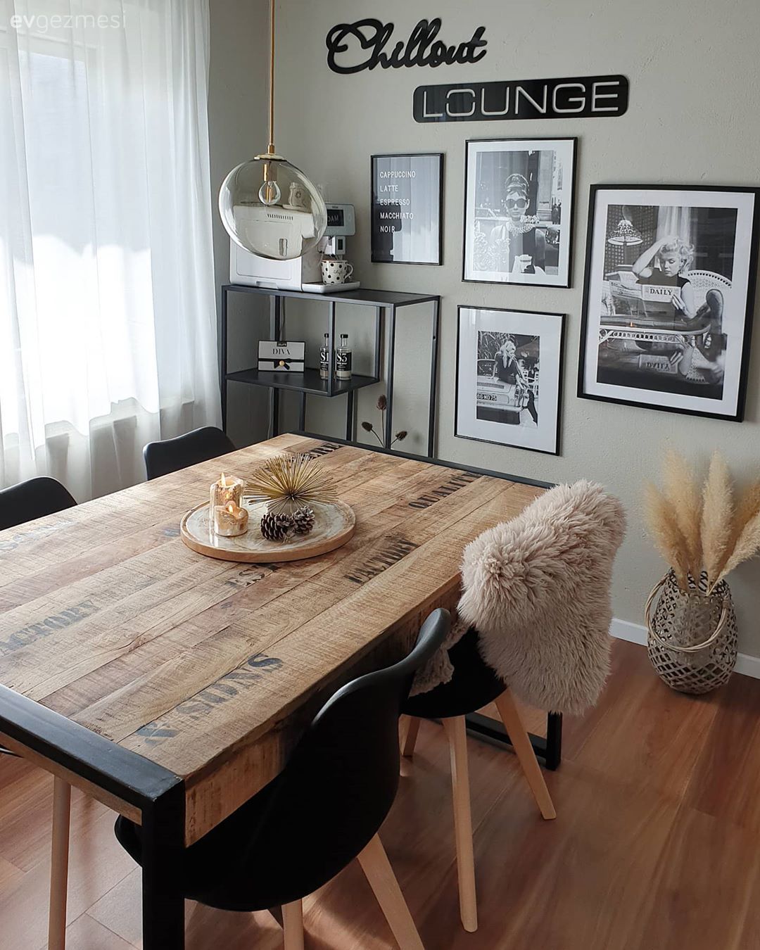 Mutfak masası, Ahşap masa, Sandalye, Eames sandalye, Tablo, Duvar dekorasyonu, Mutfak duvar dekorasyonu, Kahve köşesi, Vazo, Ev Aksesuar, Pampas otu, Sarkıt, Aydınlatma