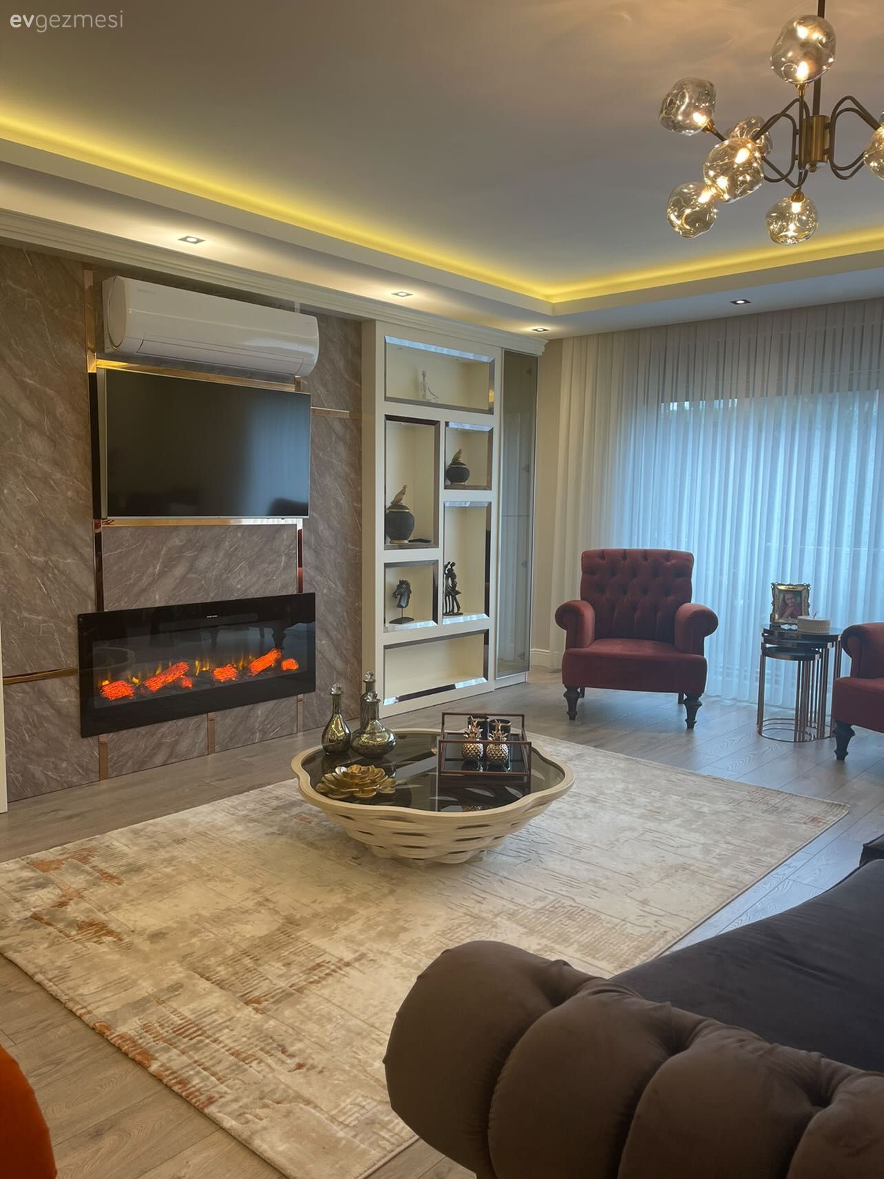 Salon, Art deko, Modern, Vizon, Beyaz, Krem, Turuncu, Gri, Gri duvar, Tv ünitesi, Tv ünitesi aksesuarları, Ev Aksesuar, Dekoratif Objeler, Elektrikli Şömine, Tül perde, Perde, Berjer, Yan sehpa, Sehpa, Zigon sehpa, Orta sehpa, Halı, Salon halısı
