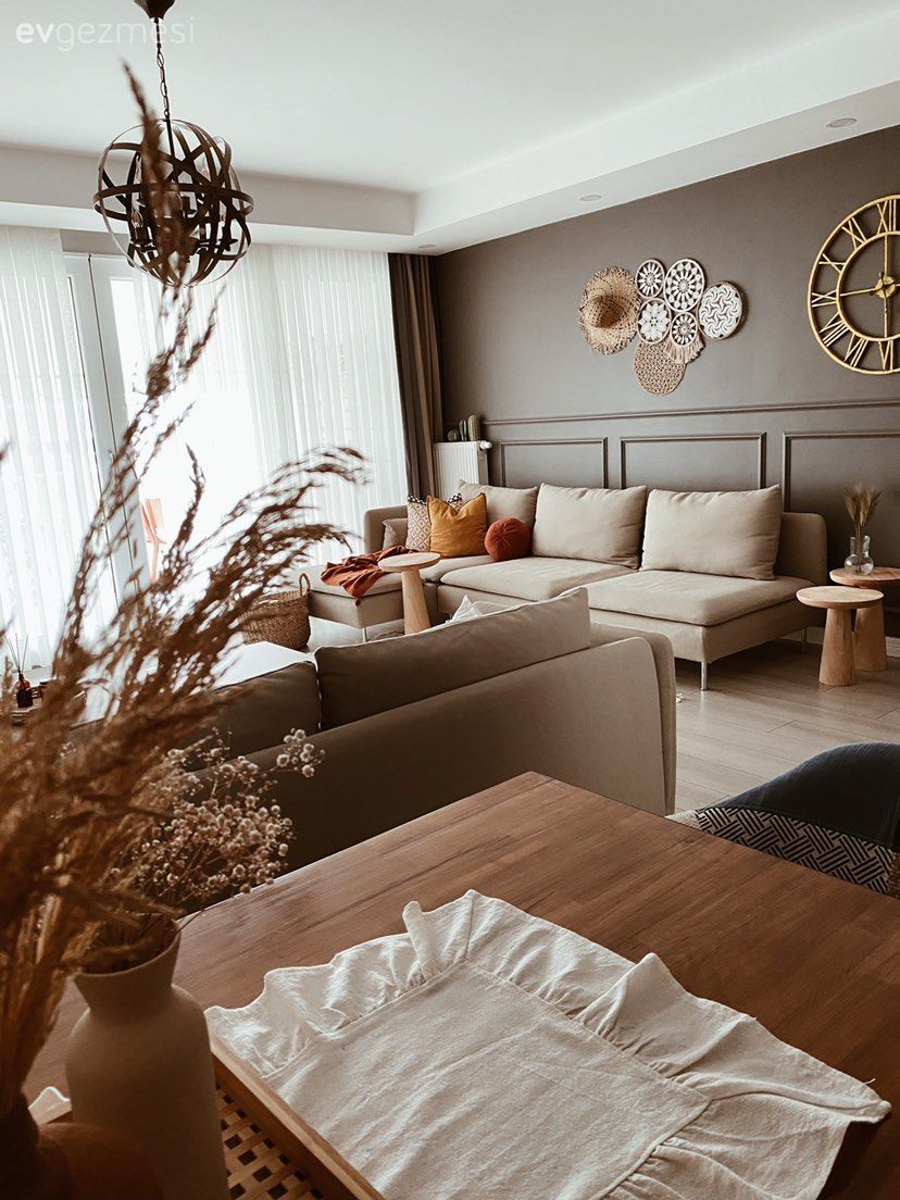 Salon, Modern, Bohem Dekorasyon, Gri duvar, Vizon, Koltuk takımı, Duvar çıtalama, Duvar dekorasyonu, Metal duvar saati, Kırlent, Ev tekstili, Hardal, Turuncu, Avize, Aydınlatma, Vazo, Ev Aksesuar