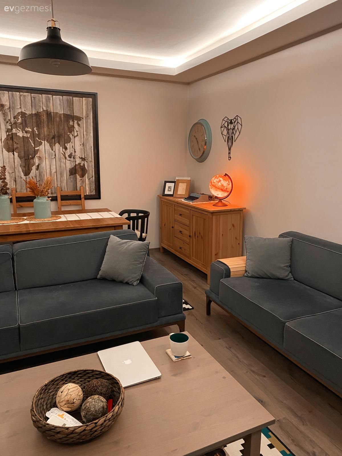 Salon, Modern, Koltuk takımı, Gri, Ahşap Mobilya, Avize, Aydınlatma, Tablo, Duvar dekorasyonu, Yemek masası, Sandalye, Fon perde, Perde, Tül perde, Konsol, Konsol üzeri dekoratif objeleri, Orta sehpa, Sehpa, Salon halısı, Geometrik desen, Desenler, Led aydınlatma