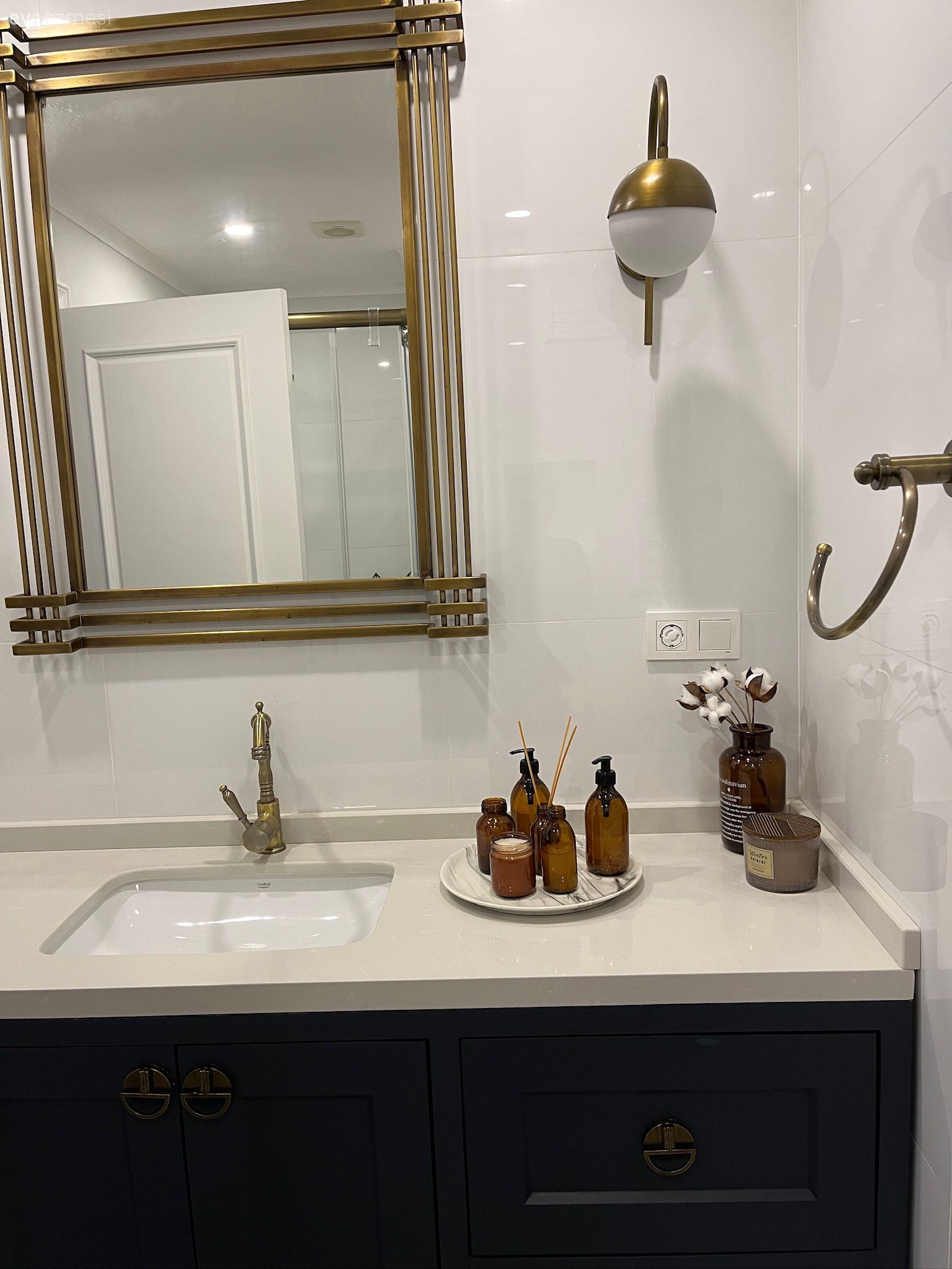 Banyo, Beyaz, Siyah, Banyo aydınlatması, Banyo aynası, Banyo aksesuarları, Banyo seramikleri, Altın, Aplik, Aydınlatma