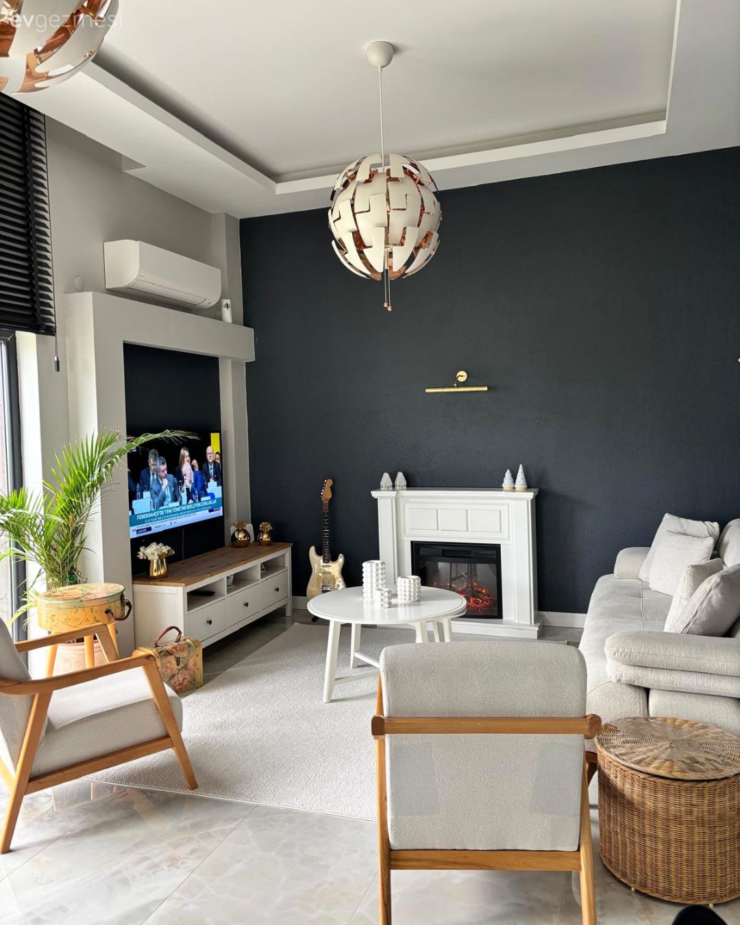 Salon, Modern, Country, Antrasit duvar, Koltuk takımı, Berjer, Ahşap Mobilya, Bej, Beyaz, Tv ünitesi, Tv ünitesi aksesuarları, Ev Aksesuar, Şömine, Siyah, Jaluzi, Halı, Salon halısı, Orta sehpa, Sehpa, Avize, Aydınlatma, Ev bitkisi, Hasır