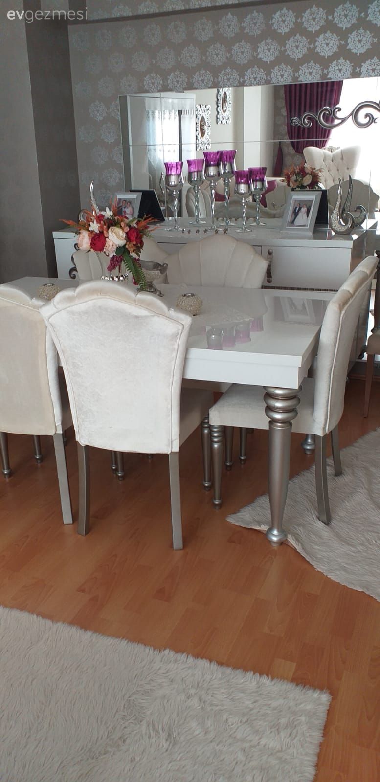 Yemek Odası, Yemek masası, Sandalye, Duvar kağıdı, Duvar dekorasyonu, Ayna, Konsol, Şamdan, Ev Aksesuar, Halı