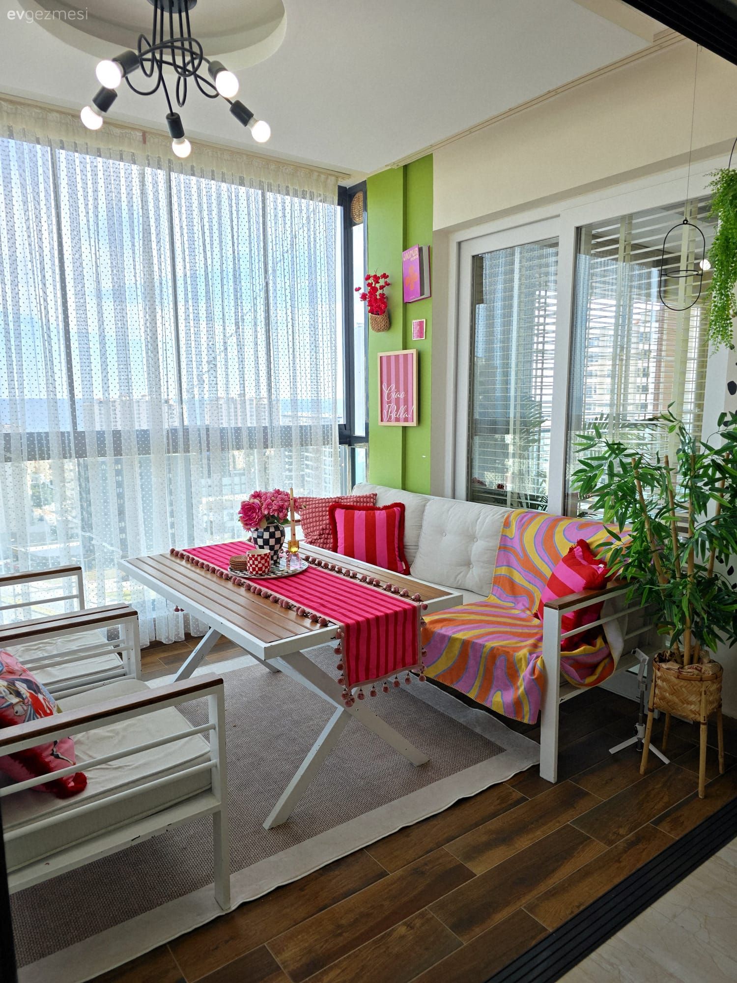 Balkon, Bohem Dekorasyon, Yeşil, Pembe, Fuşya, Balkon oturma grubu, Balkon masası, Yeşil duvar, Balkon perdesi, Kırlent, Ev tekstili, Ev bitkisi, Balkon avizesi, Balkon halısı, Balkon duvar dekorasyonu